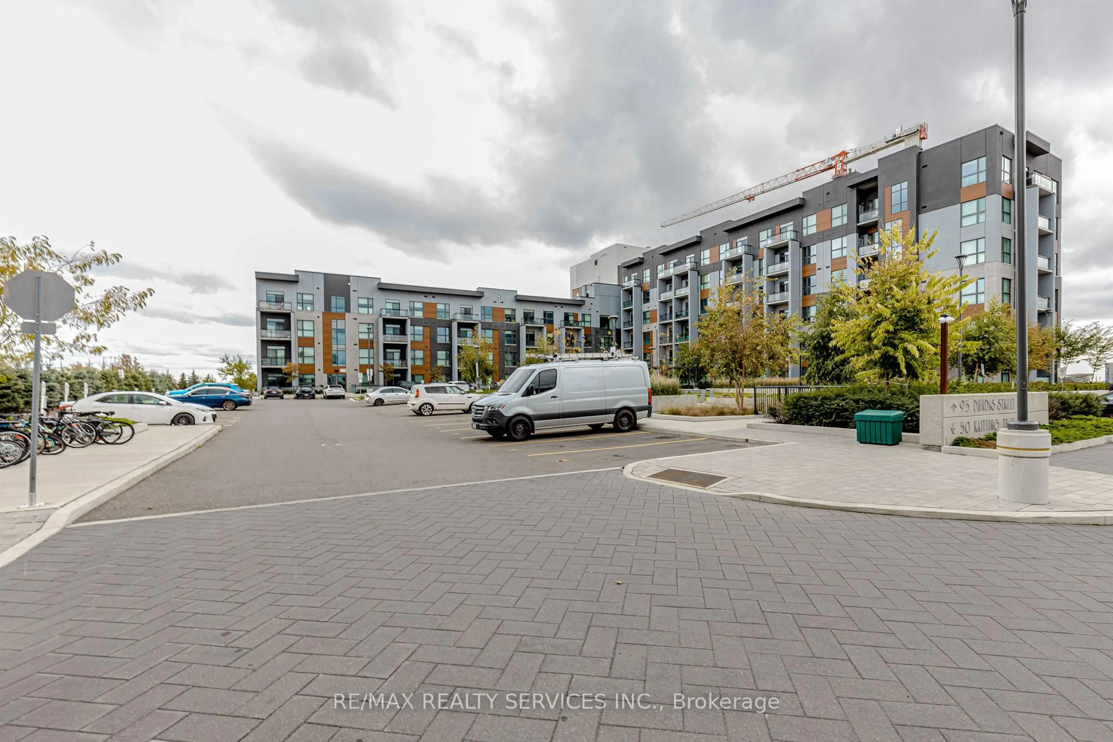 A pic from outside/outdoor area/front of a property/back of a property/a pic from drone, street for 95 Dundas St #101, Oakville Ontario L6M 5N4