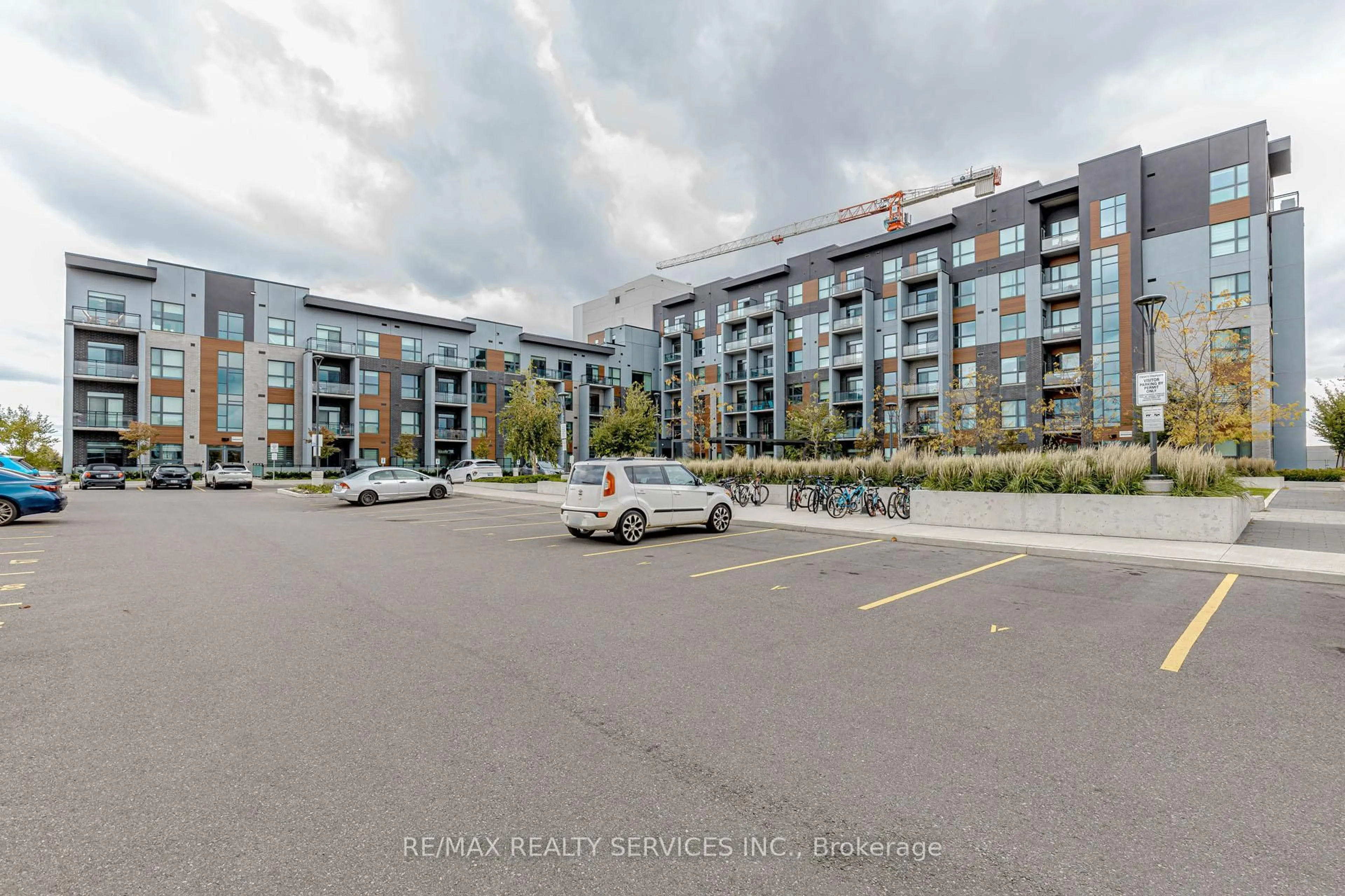 A pic from outside/outdoor area/front of a property/back of a property/a pic from drone, street for 95 Dundas St #101, Oakville Ontario L6M 5N4