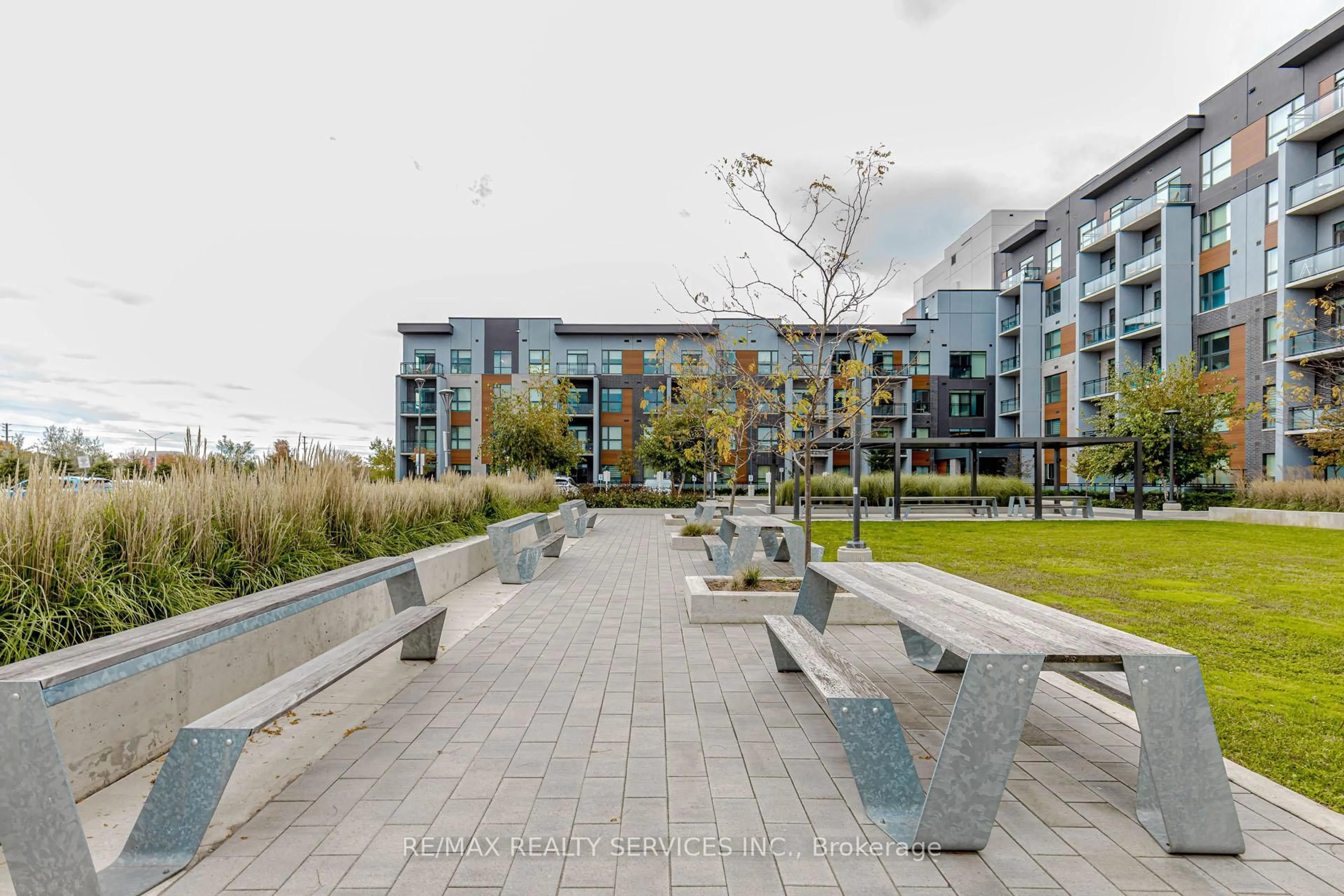 Patio, street for 95 Dundas St #101, Oakville Ontario L6M 5N4