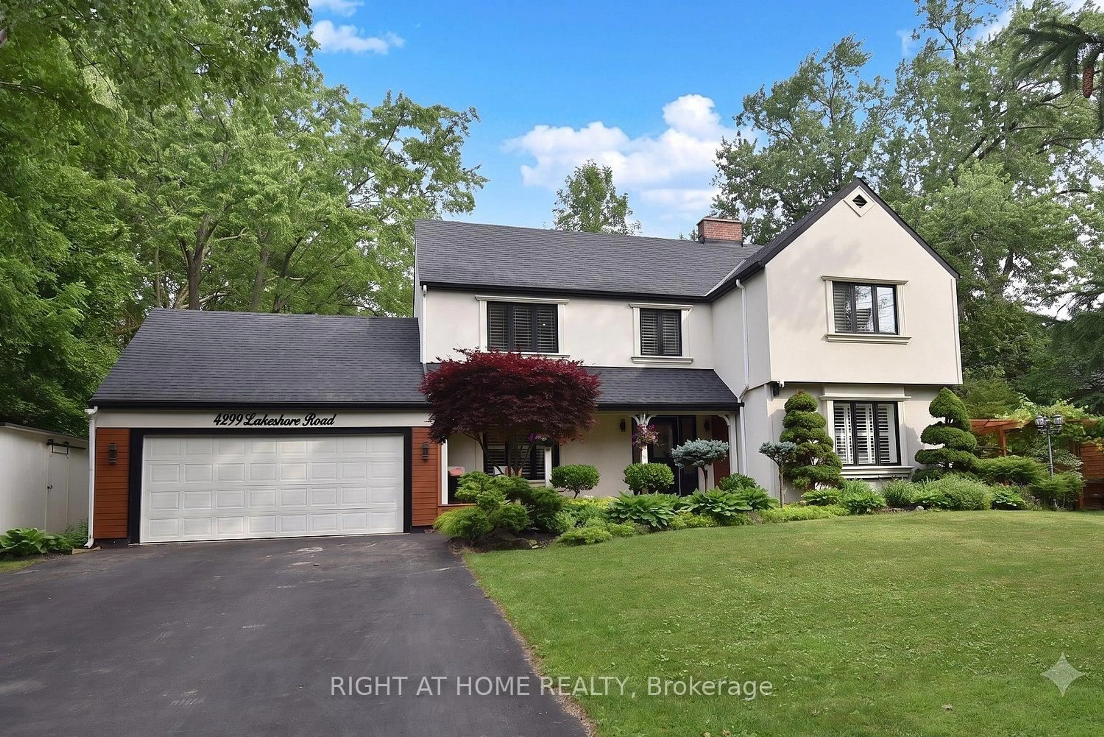 A pic from outside/outdoor area/front of a property/back of a property/a pic from drone, street for 4299 Lakeshore Rd, Burlington Ontario L7L 1A7