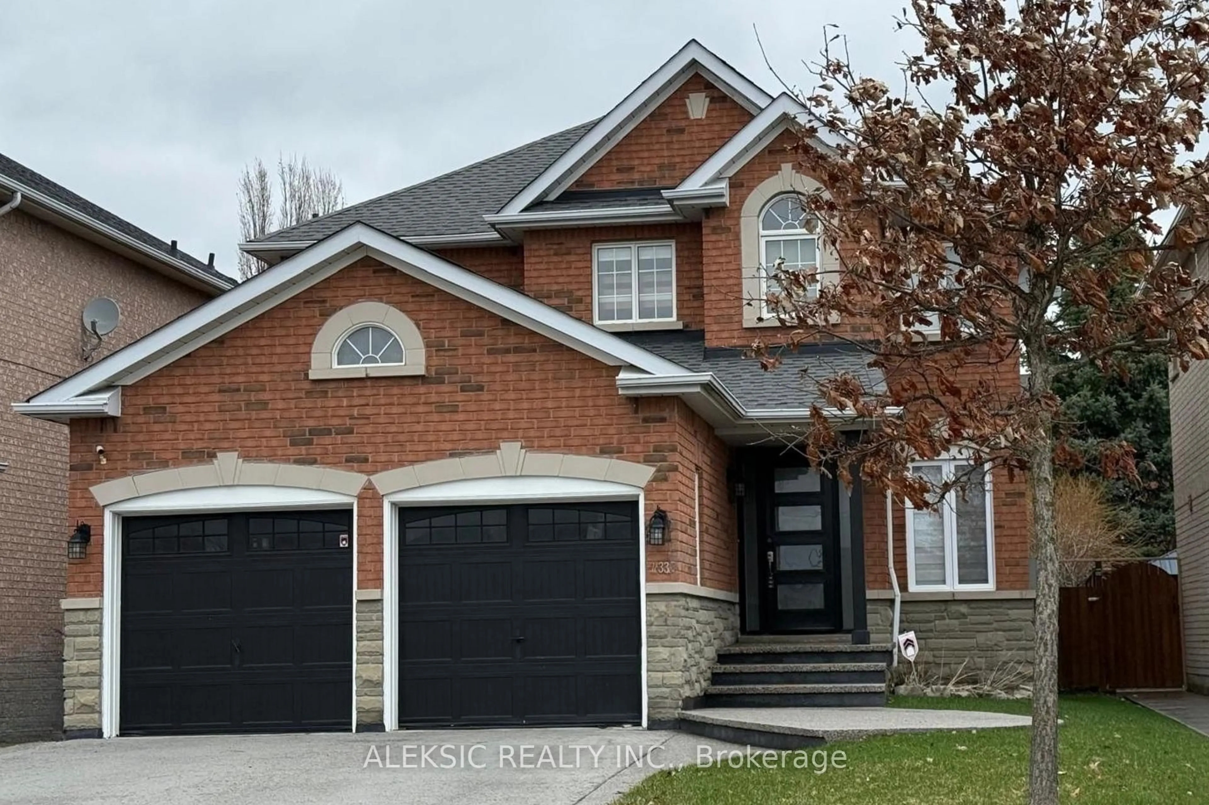 Home with brick exterior material, street for 33 Hillpath Cres, Brampton Ontario L6Z 4T7