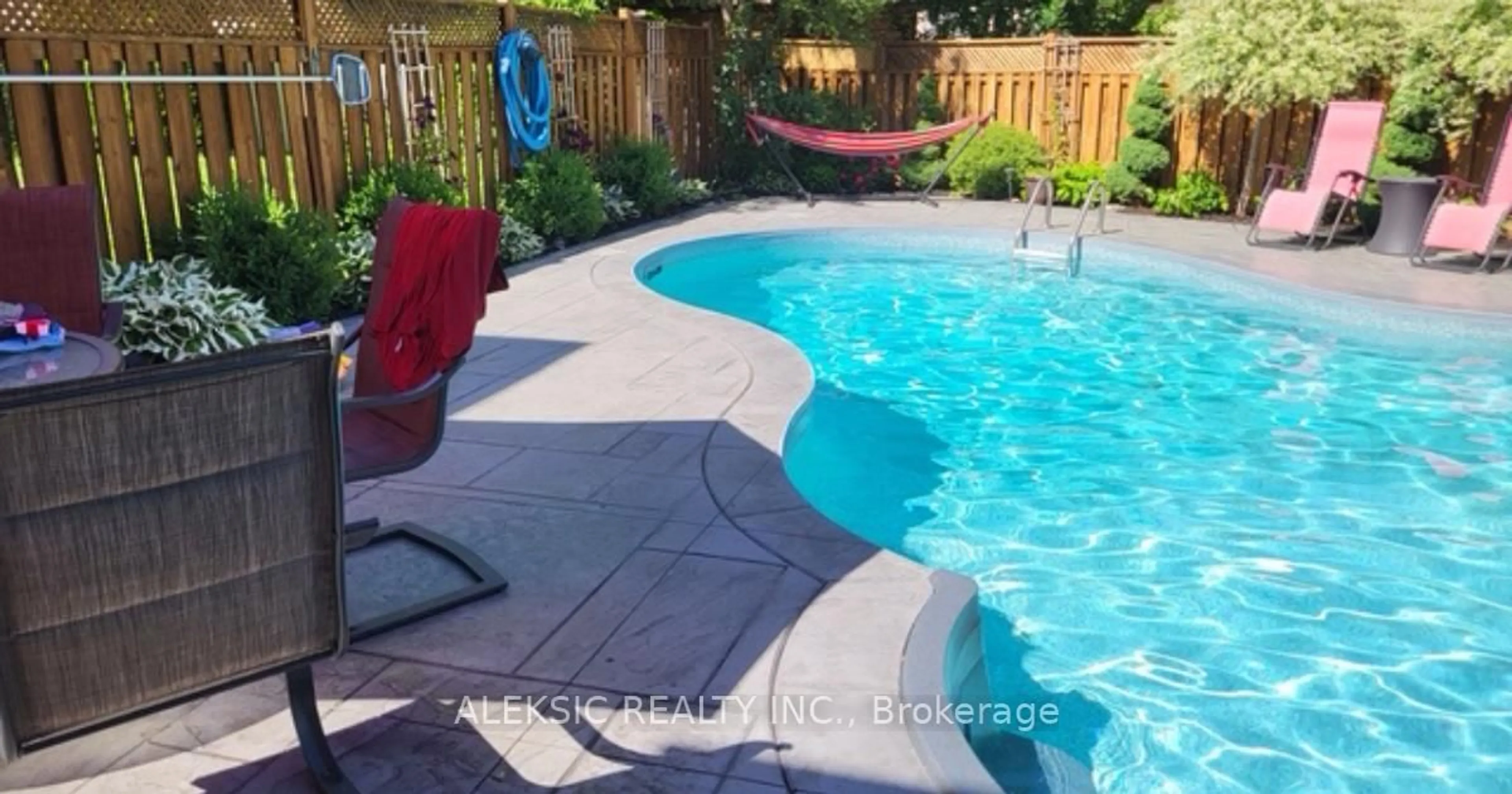 Pool for 33 Hillpath Cres, Brampton Ontario L6Z 4T7