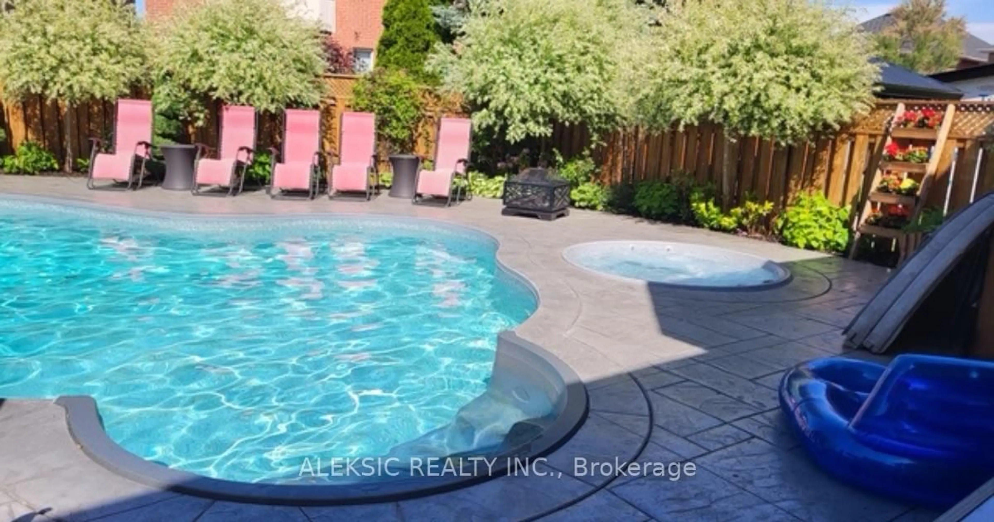 Pool for 33 Hillpath Cres, Brampton Ontario L6Z 4T7