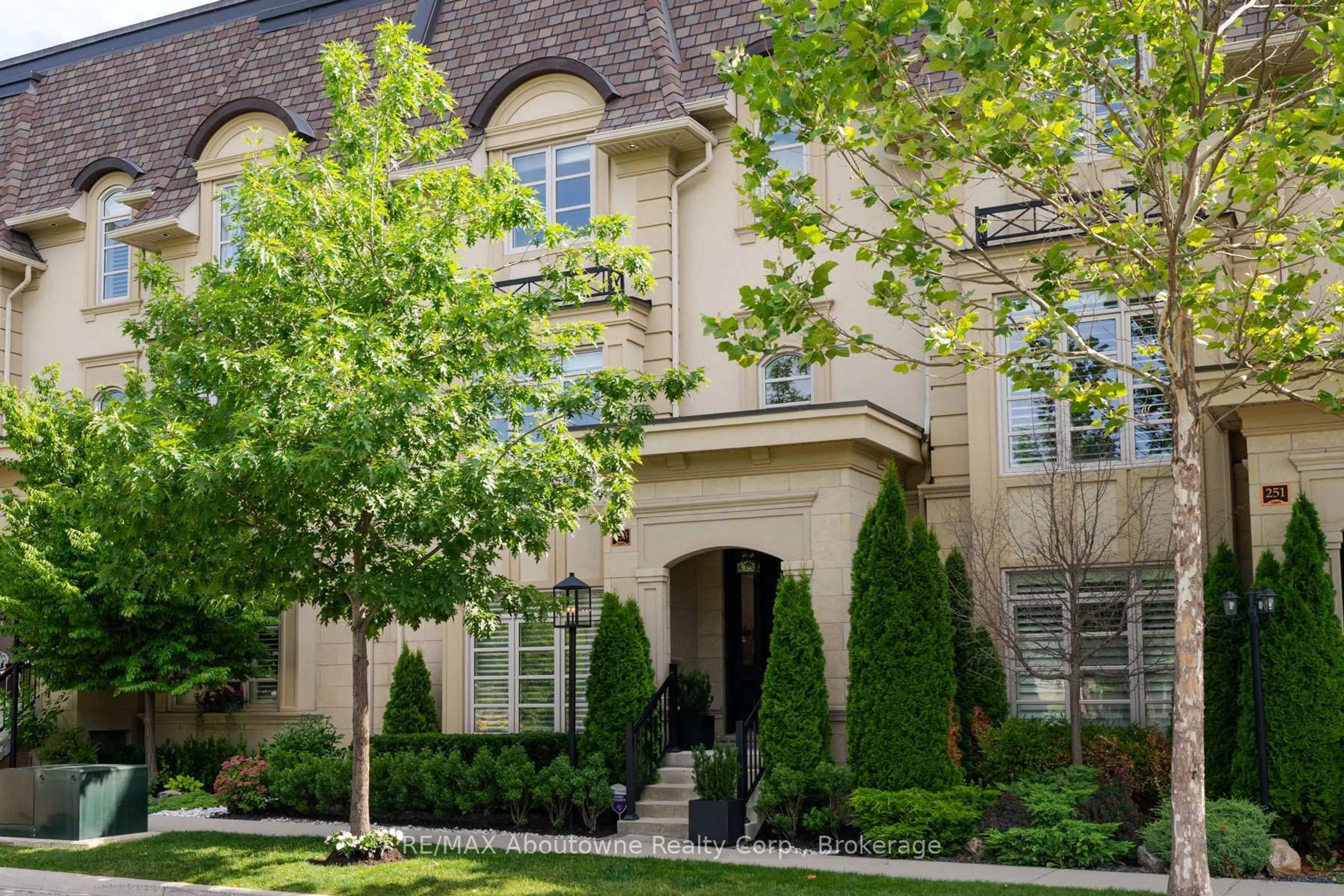 Home with brick exterior material, street for 253 Hanover St, Oakville Ontario L6K 0H3