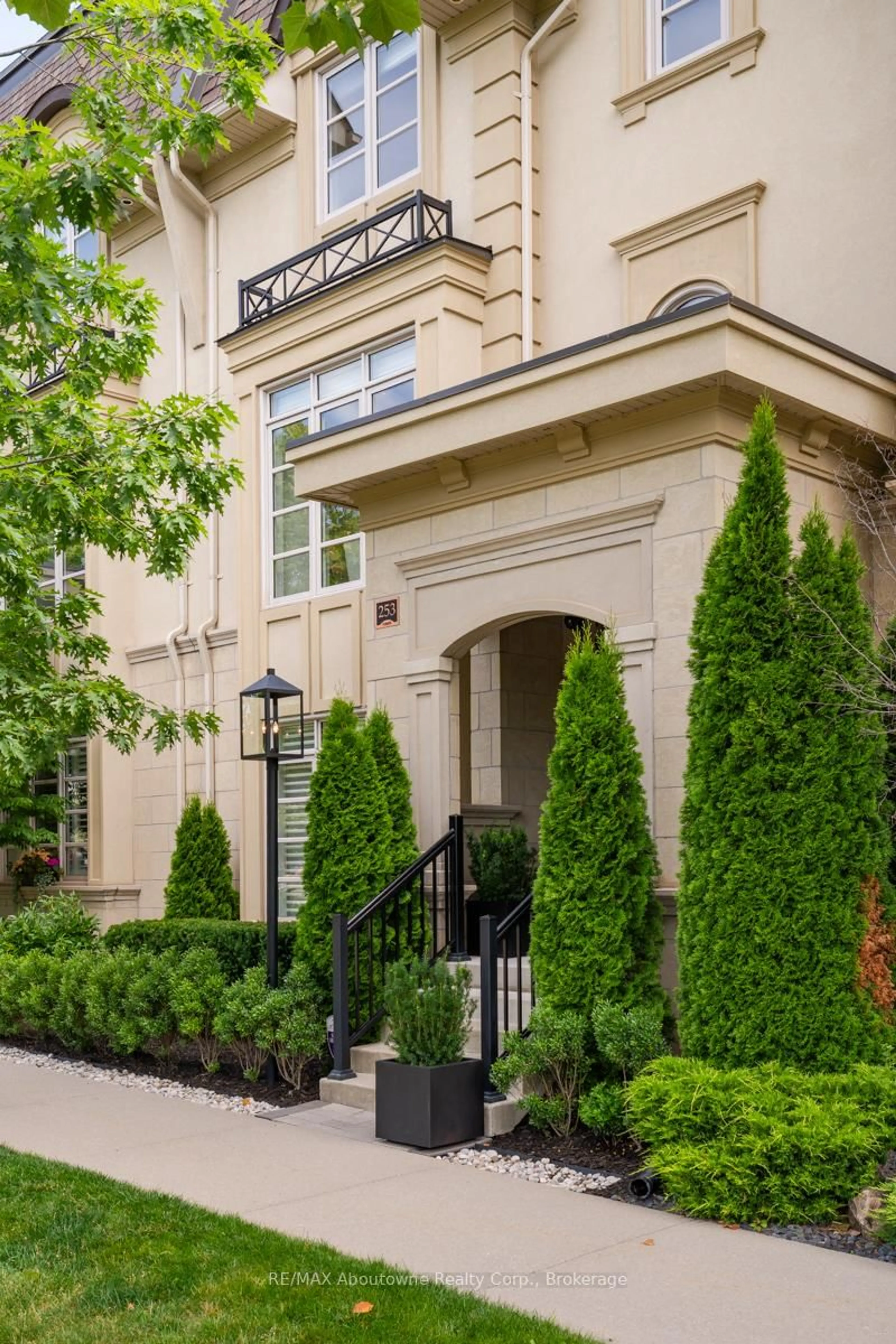 Unknown for 253 Hanover St, Oakville Ontario L6K 0H3