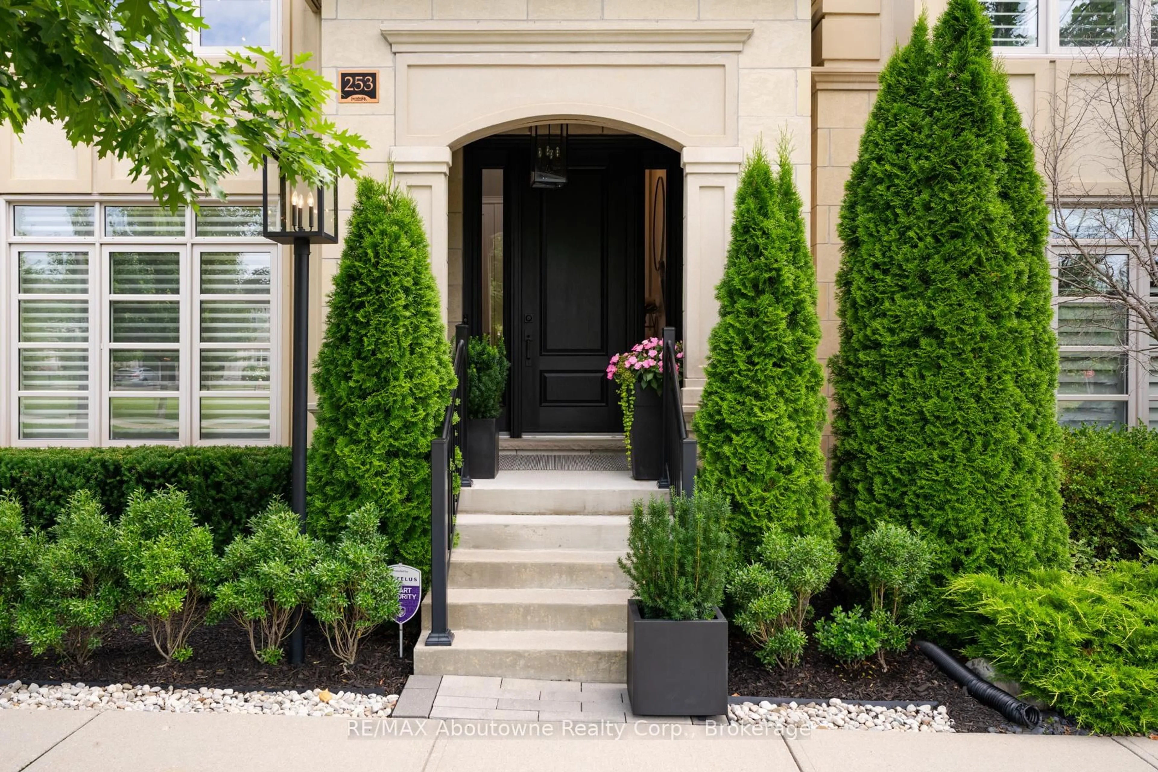 Indoor entryway for 253 Hanover St, Oakville Ontario L6K 0H3