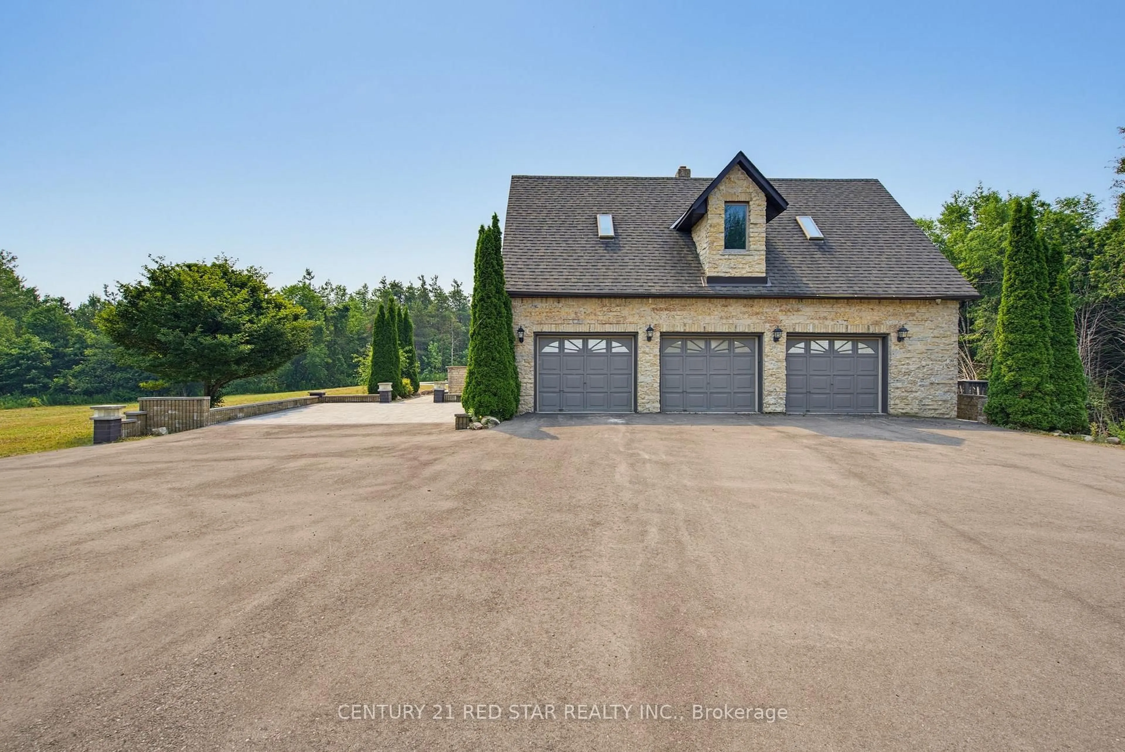 Indoor garage for 3911 Charleston Sdrd, Caledon Ontario L7K 0S5