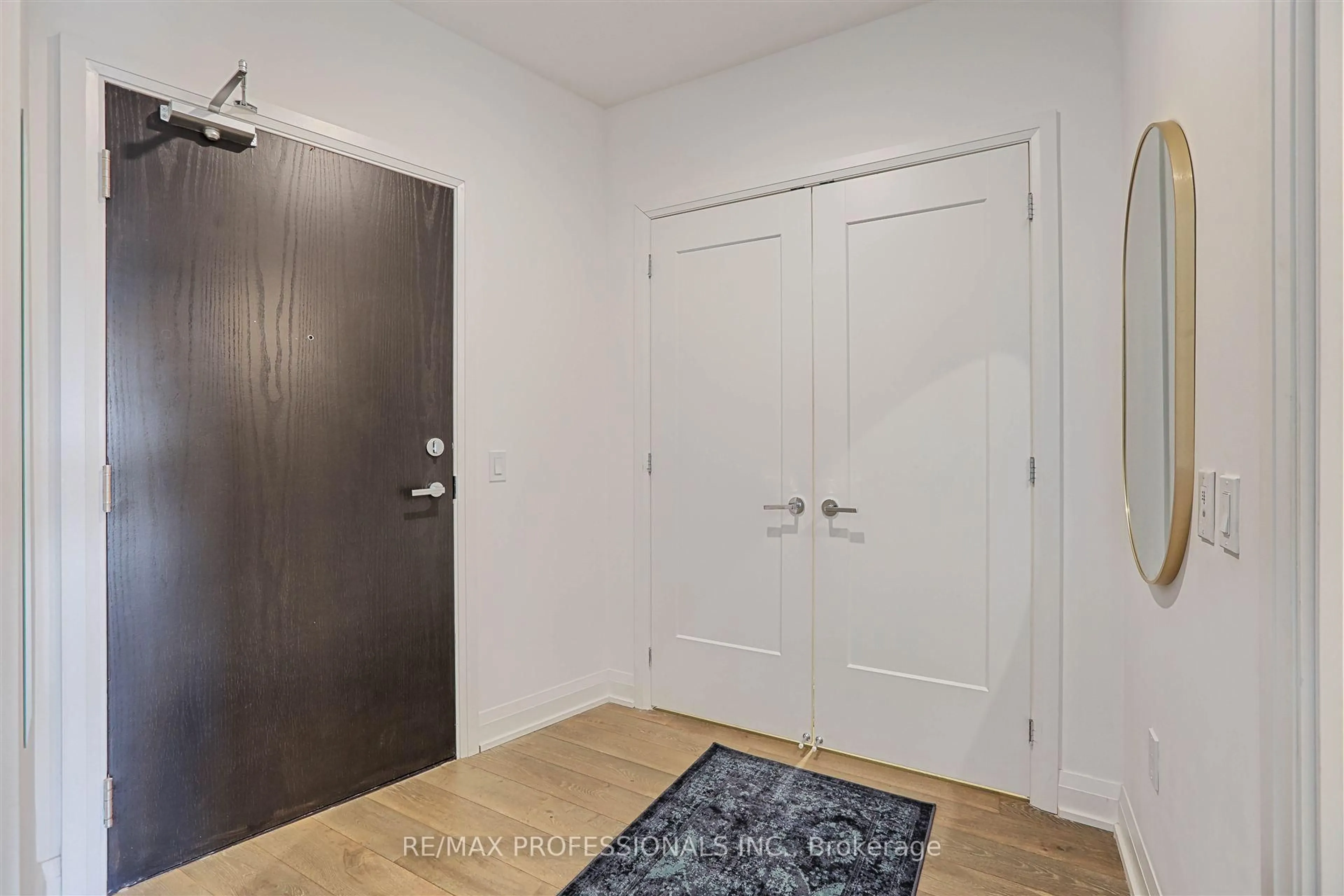 Indoor entryway for 293 The Kingsway #907, Toronto Ontario M9A 0E8