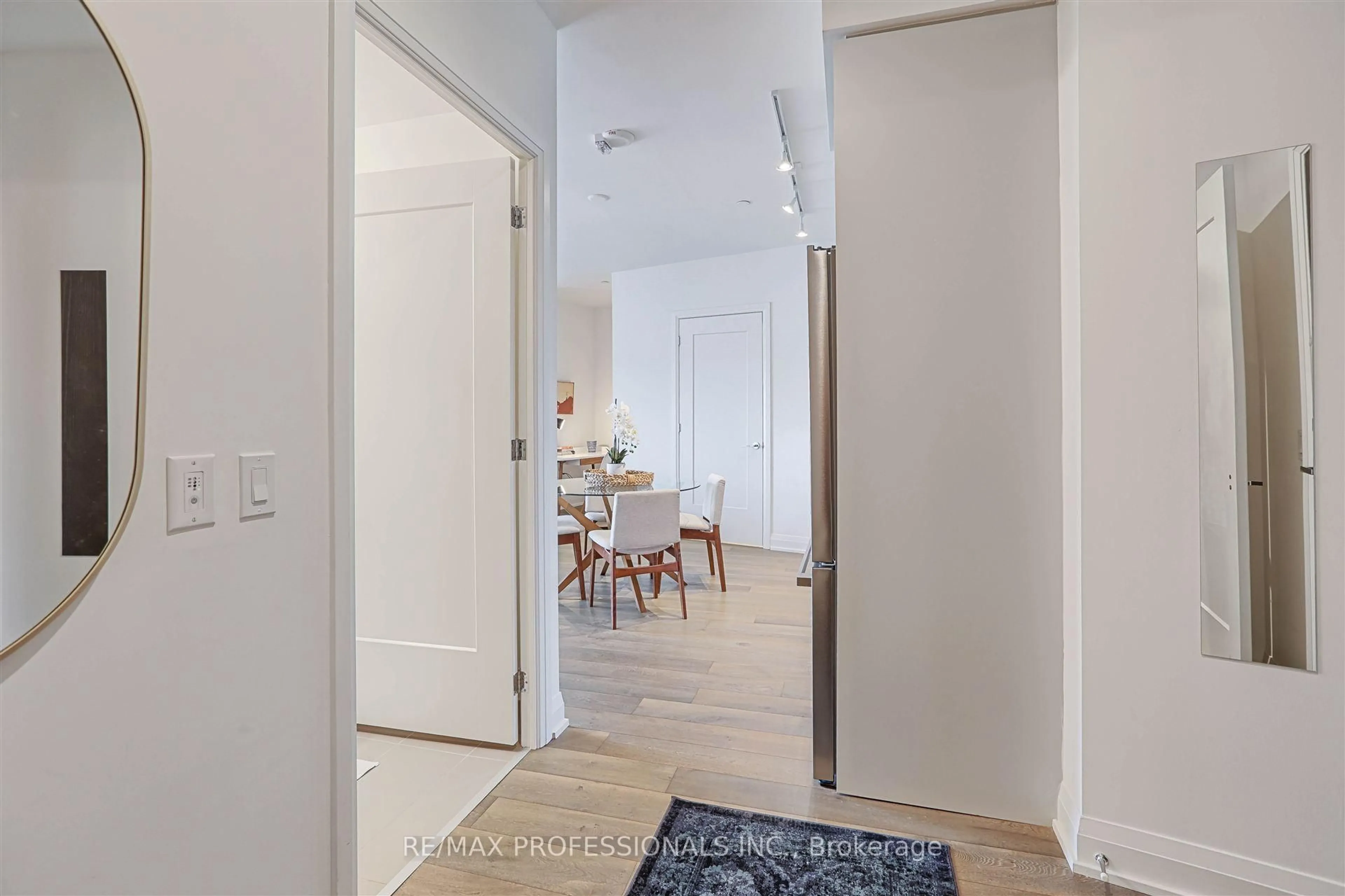 Indoor entryway for 293 The Kingsway #907, Toronto Ontario M9A 0E8