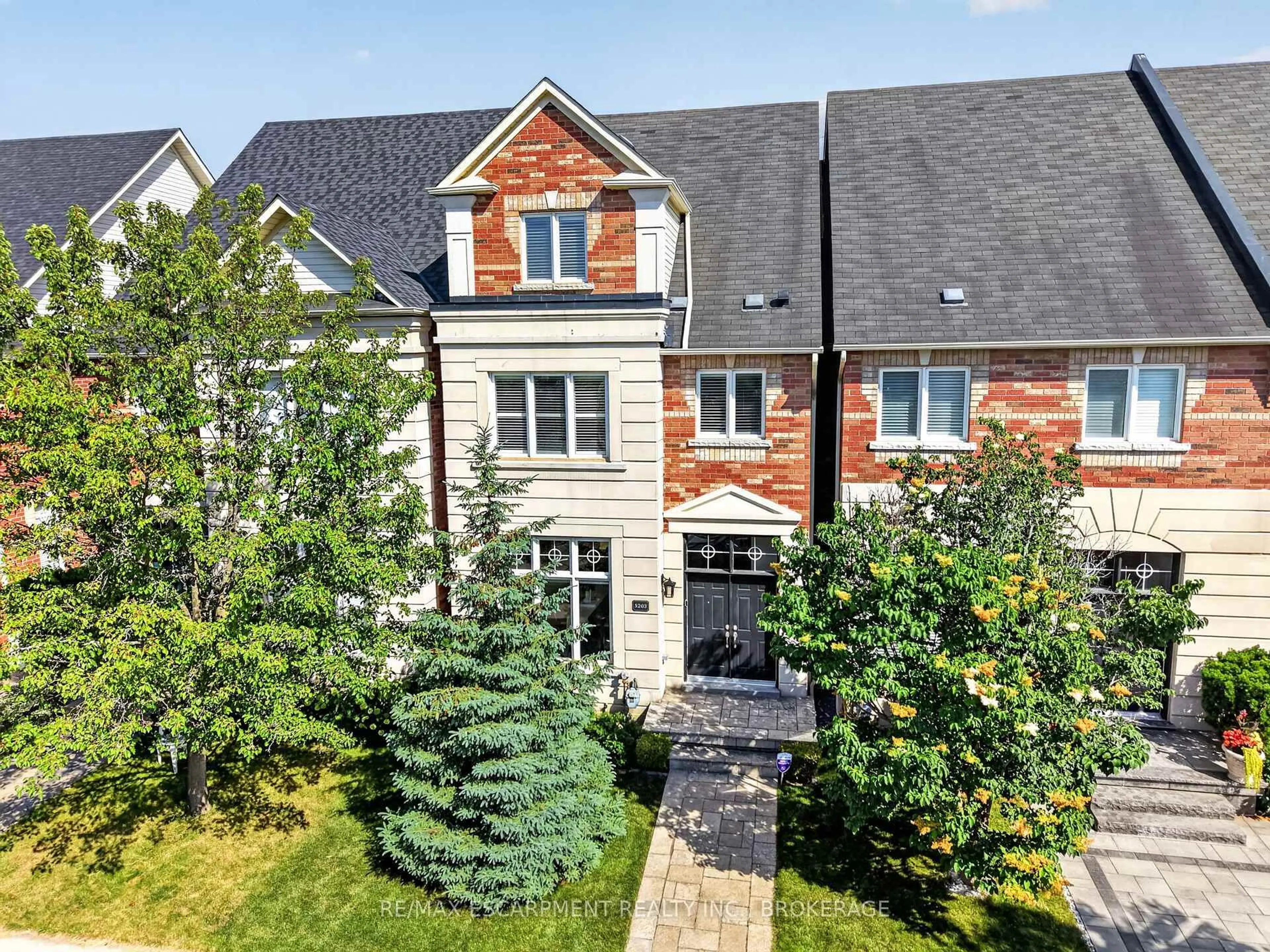 A pic from outside/outdoor area/front of a property/back of a property/a pic from drone, street for 5203 Preservation Circ, Mississauga Ontario L5M 7T3