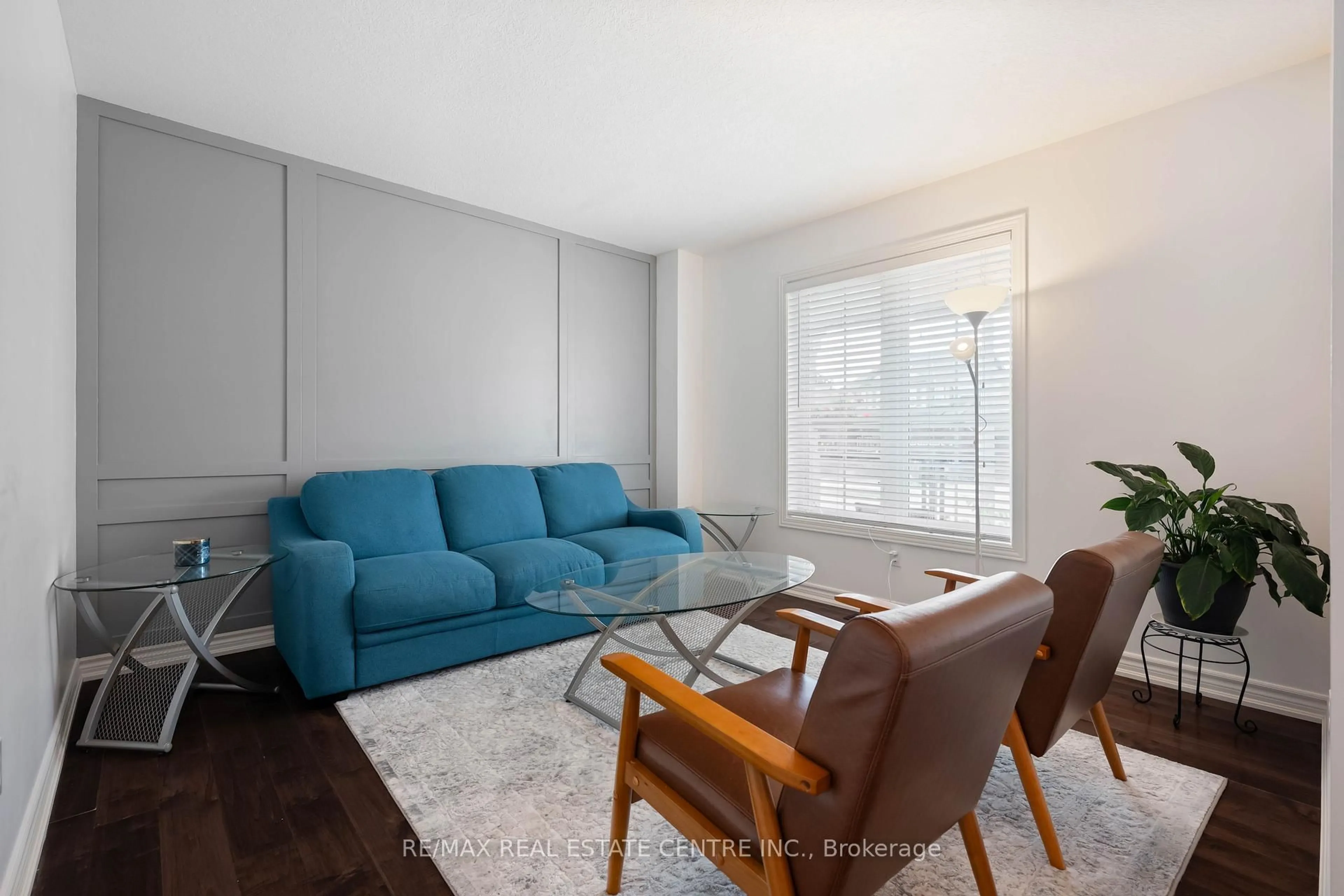 Living room with furniture, unknown for 23 Clarke Ave, Orangeville Ontario L9W 1J5