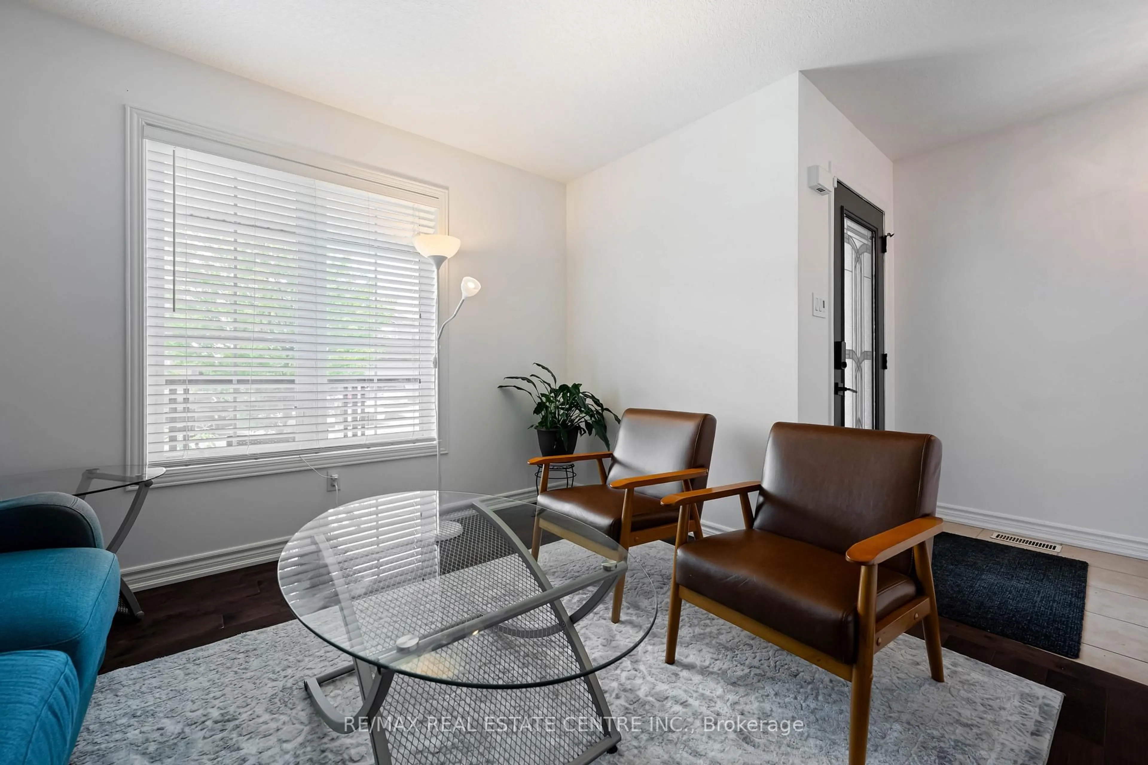 Living room with furniture, unknown for 23 Clarke Ave, Orangeville Ontario L9W 1J5