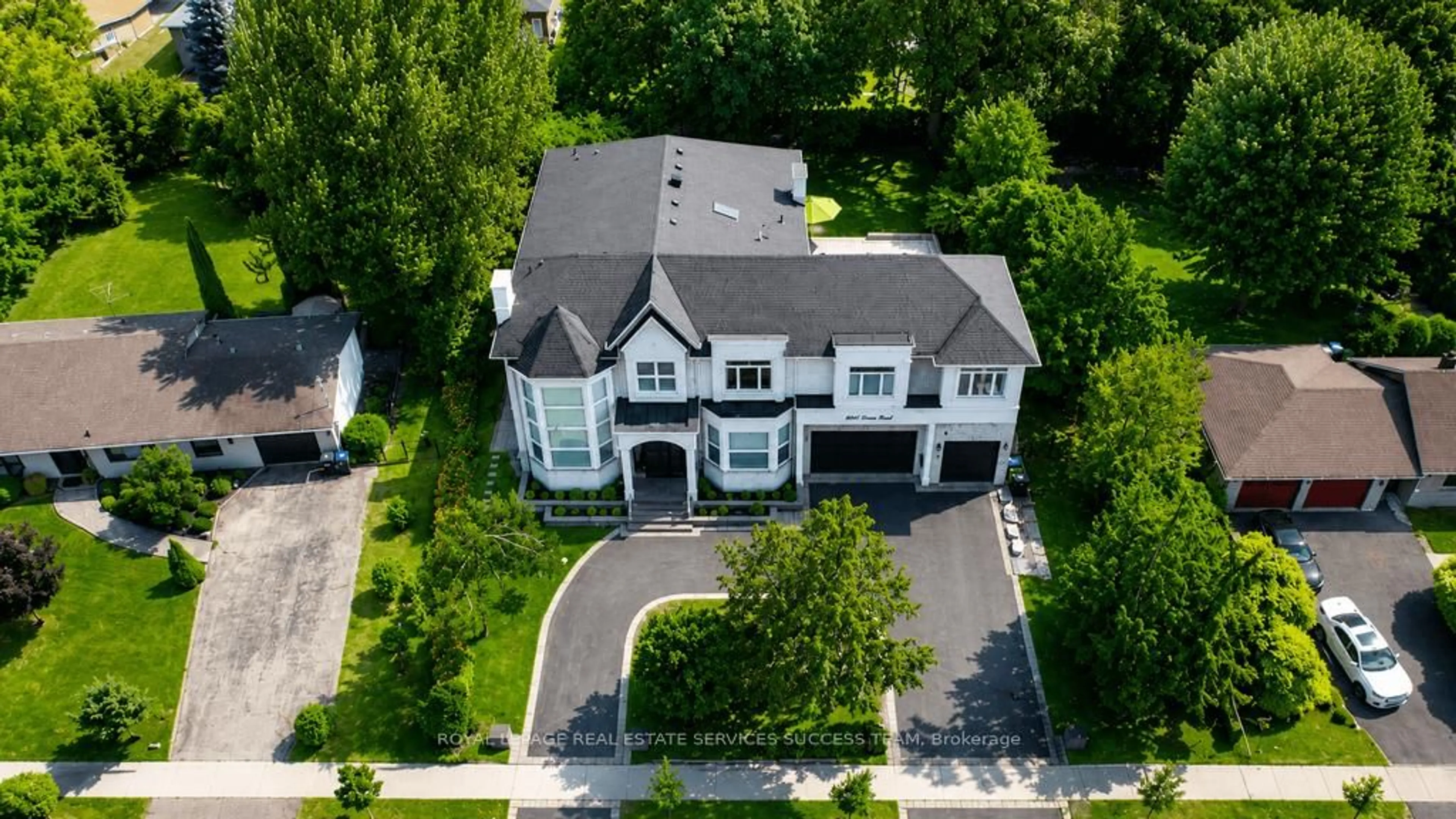 A pic from outside/outdoor area/front of a property/back of a property/a pic from drone, street for 2603 Liruma Rd, Mississauga Ontario L5K 1Y8
