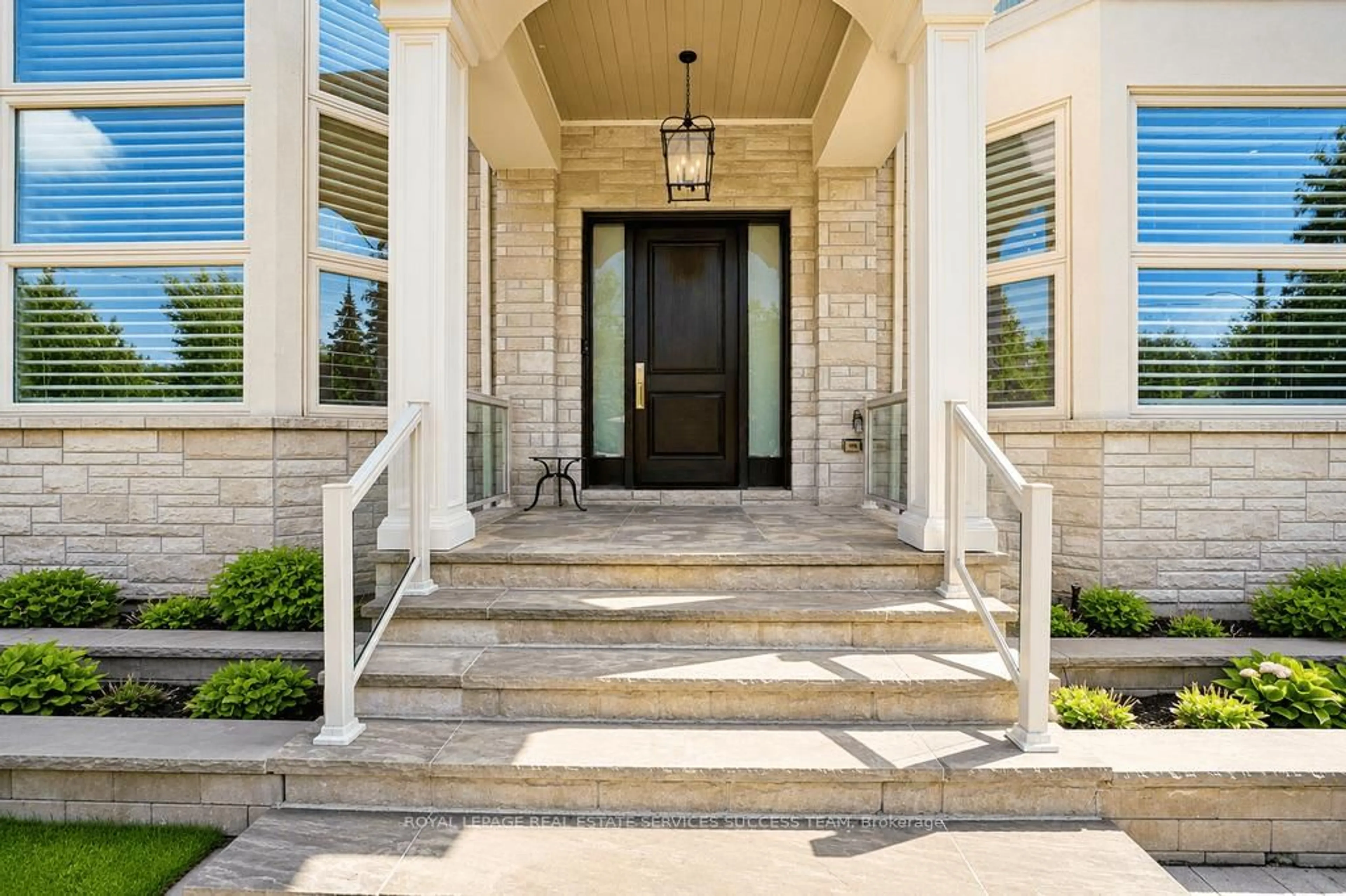 Indoor entryway for 2603 Liruma Rd, Mississauga Ontario L5K 1Y8