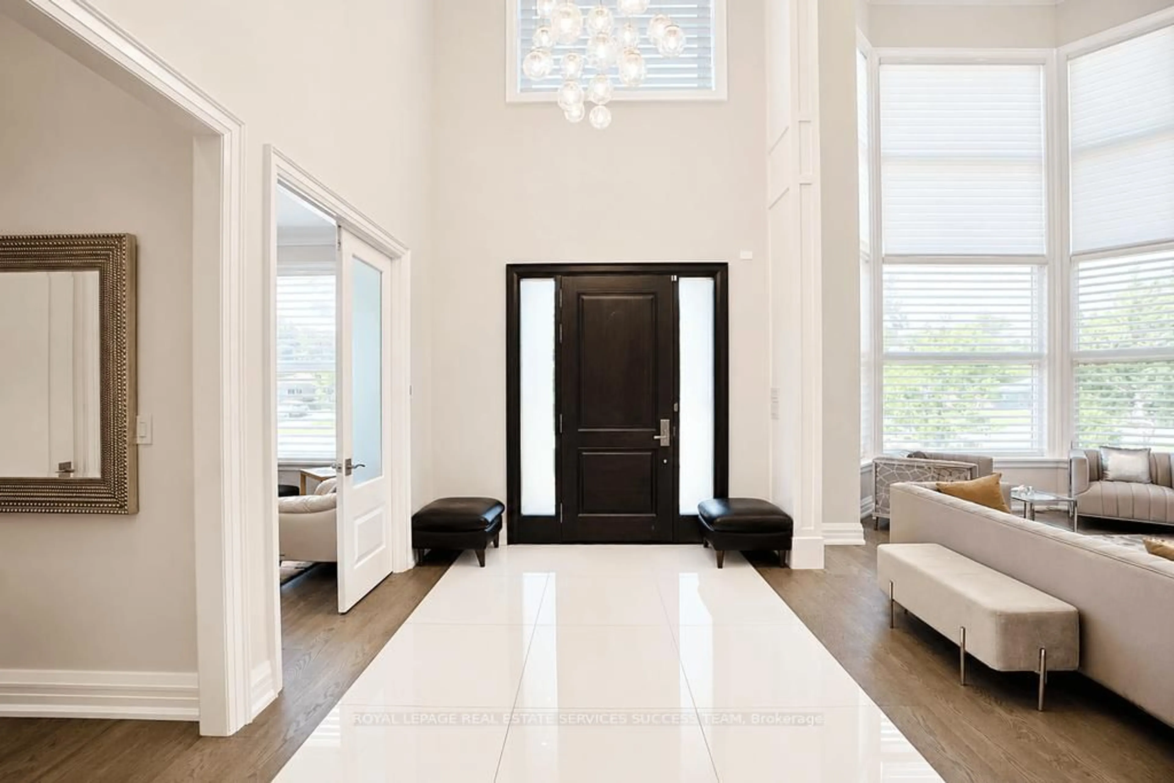 Indoor entryway for 2603 Liruma Rd, Mississauga Ontario L5K 1Y8