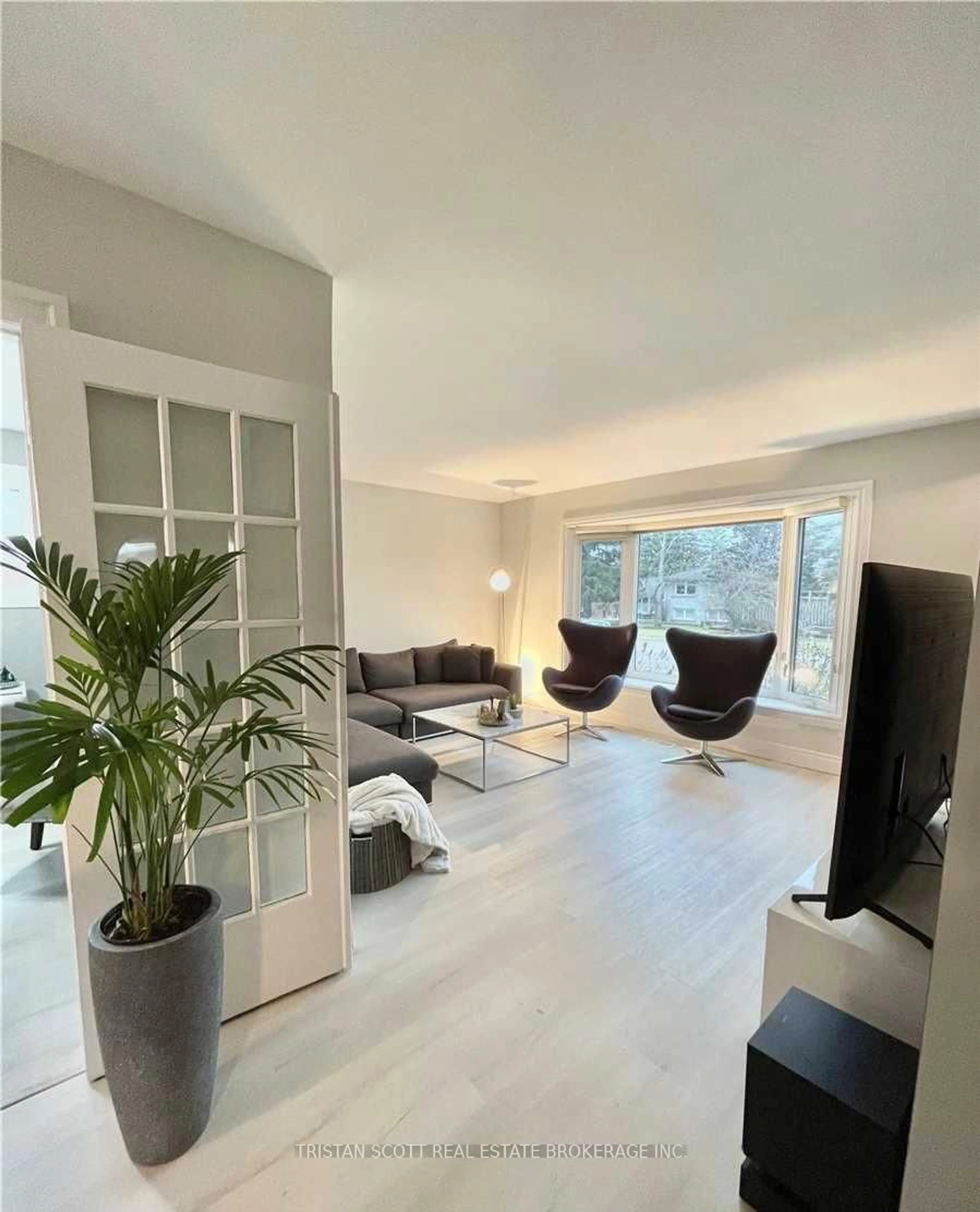 Living room with furniture, unknown for 5299 Mericourt Rd, Burlington Ontario L7L 3R2