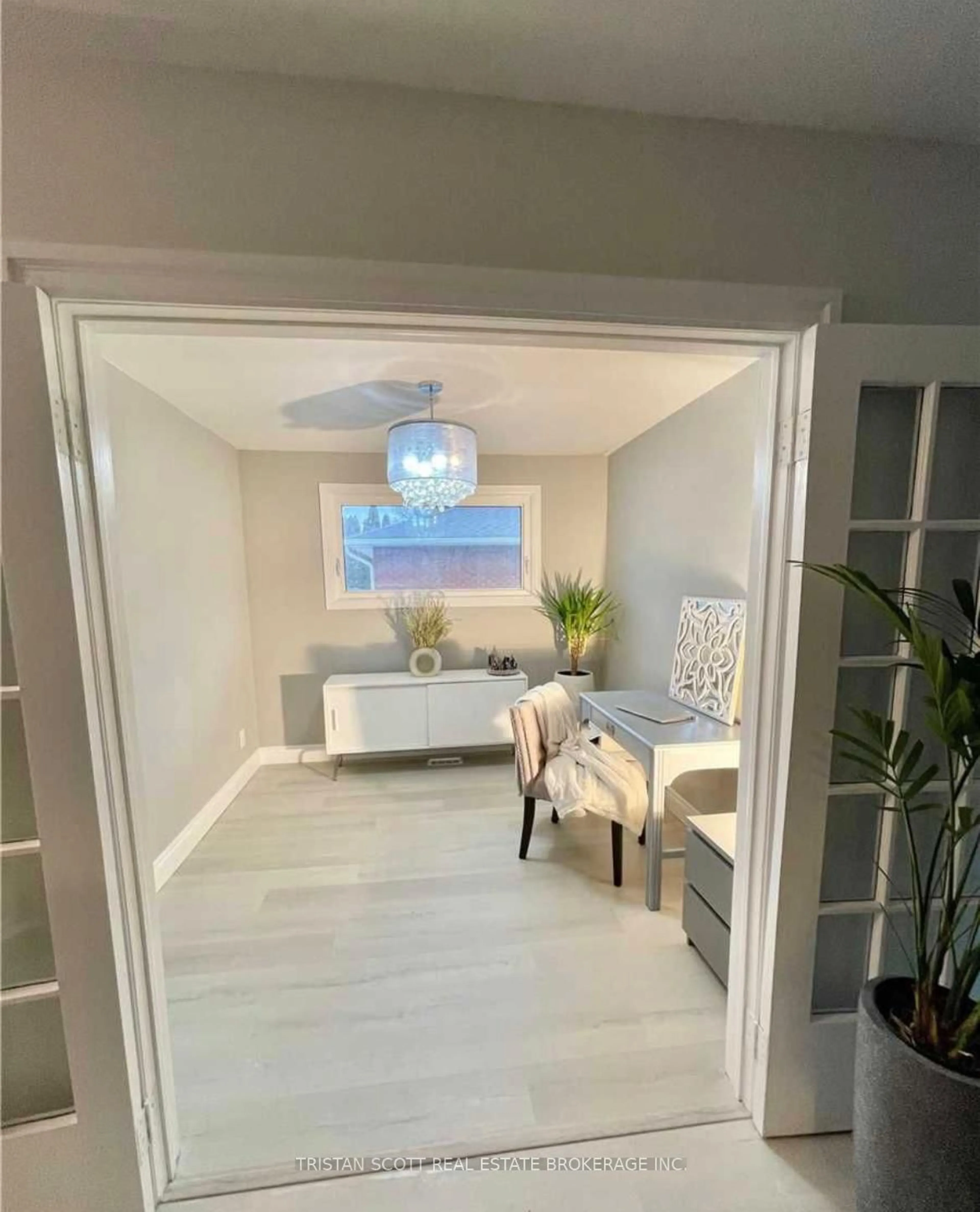 Indoor entryway for 5299 Mericourt Rd, Burlington Ontario L7L 3R2