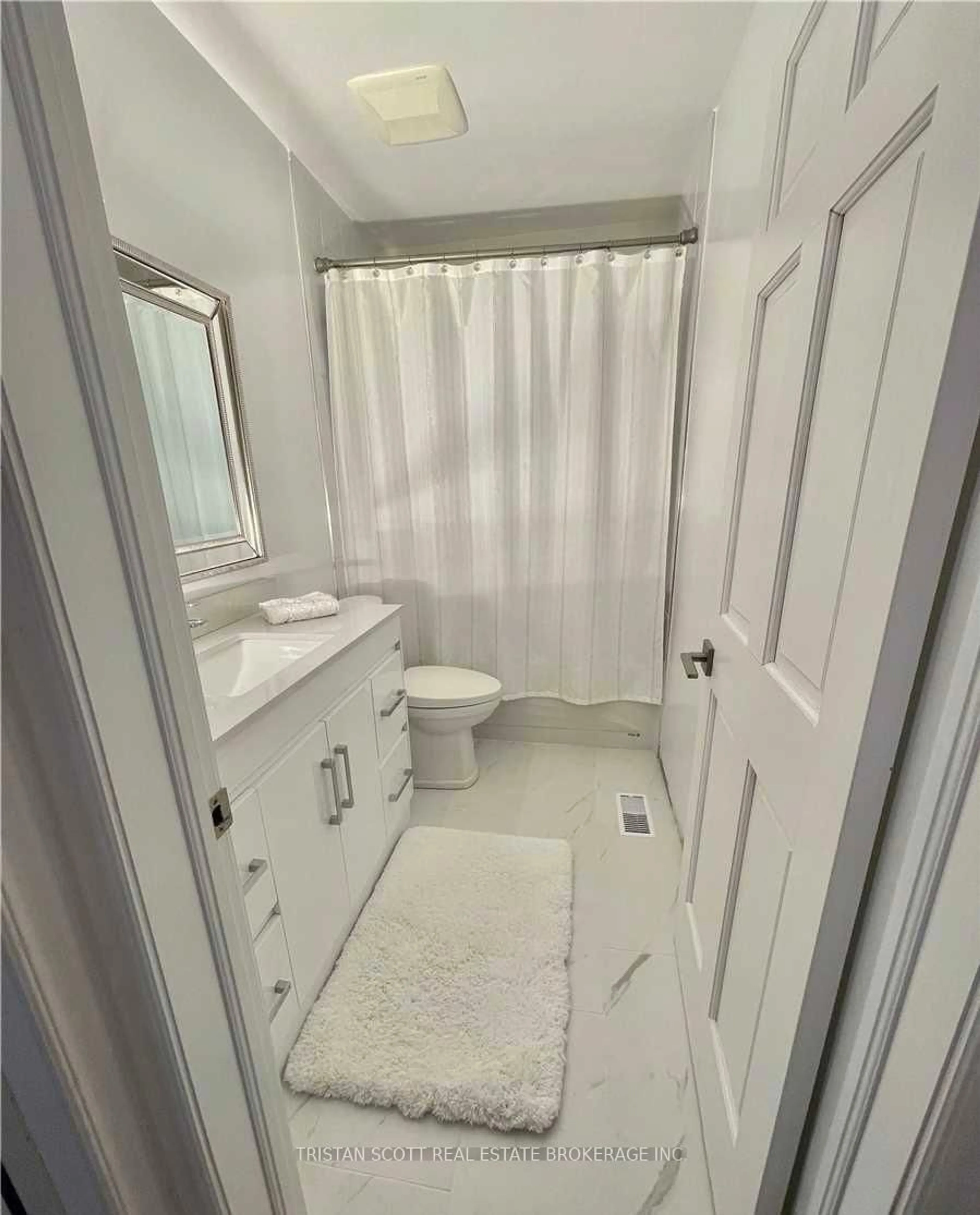 Standard bathroom, unknown for 5299 Mericourt Rd, Burlington Ontario L7L 3R2
