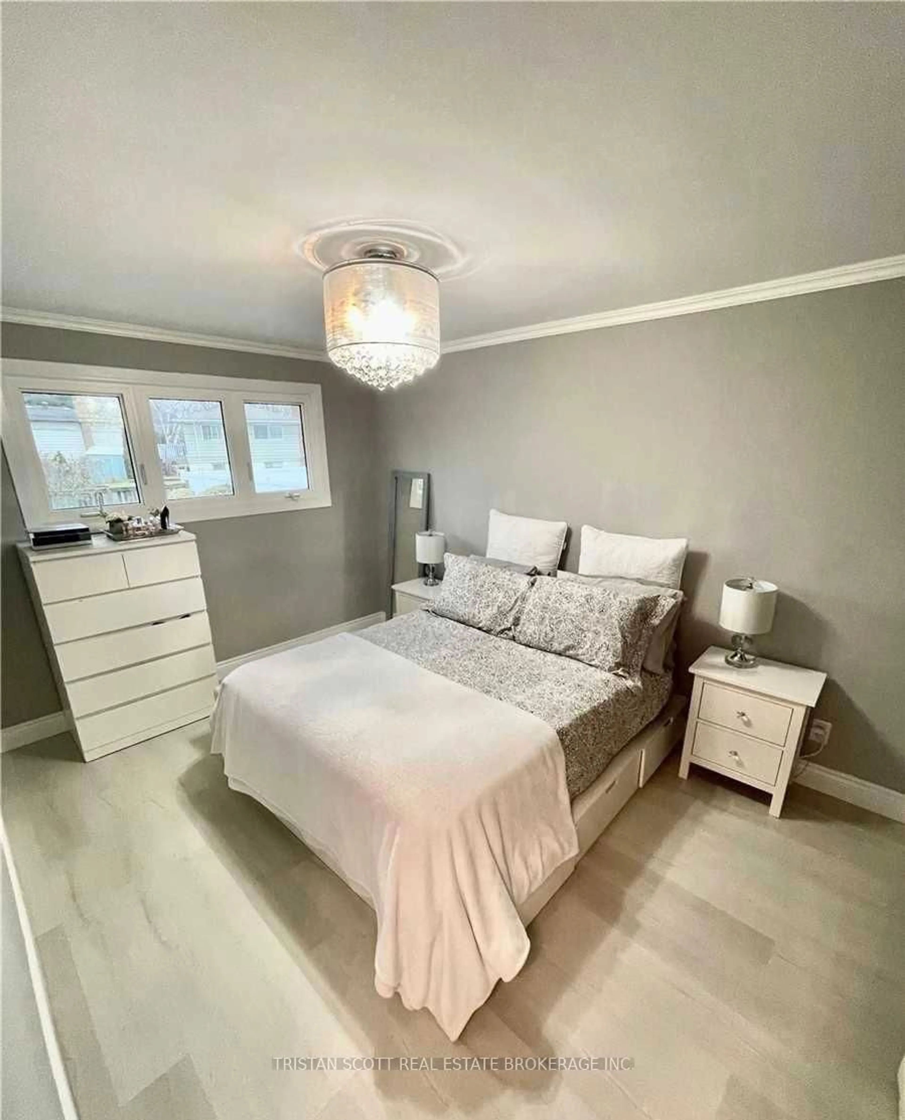 Bedroom with bed, wood/laminate floor for 5299 Mericourt Rd, Burlington Ontario L7L 3R2
