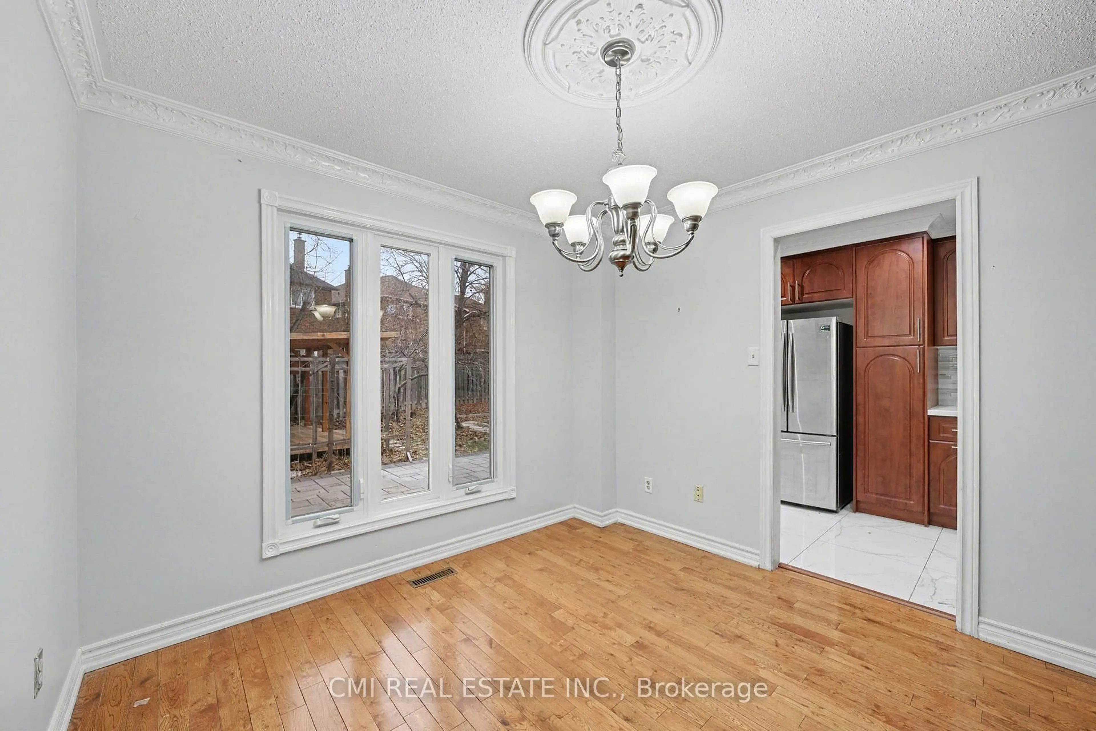 Unknown for 993 Lucerne Cres, Mississauga Ontario L5C 3X6