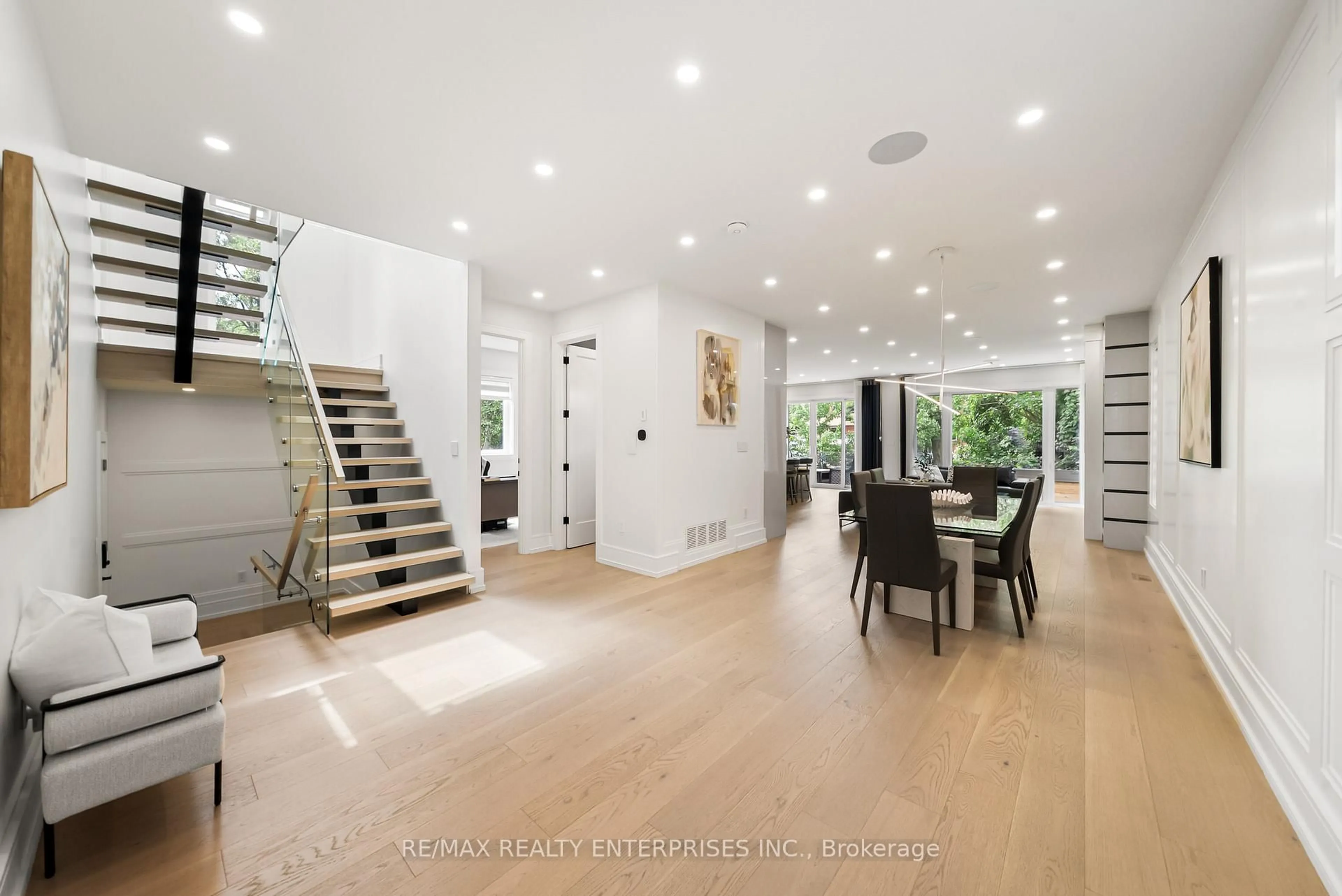 Indoor foyer for 1362 Kenmuir Ave, Mississauga Ontario L5G 4B4