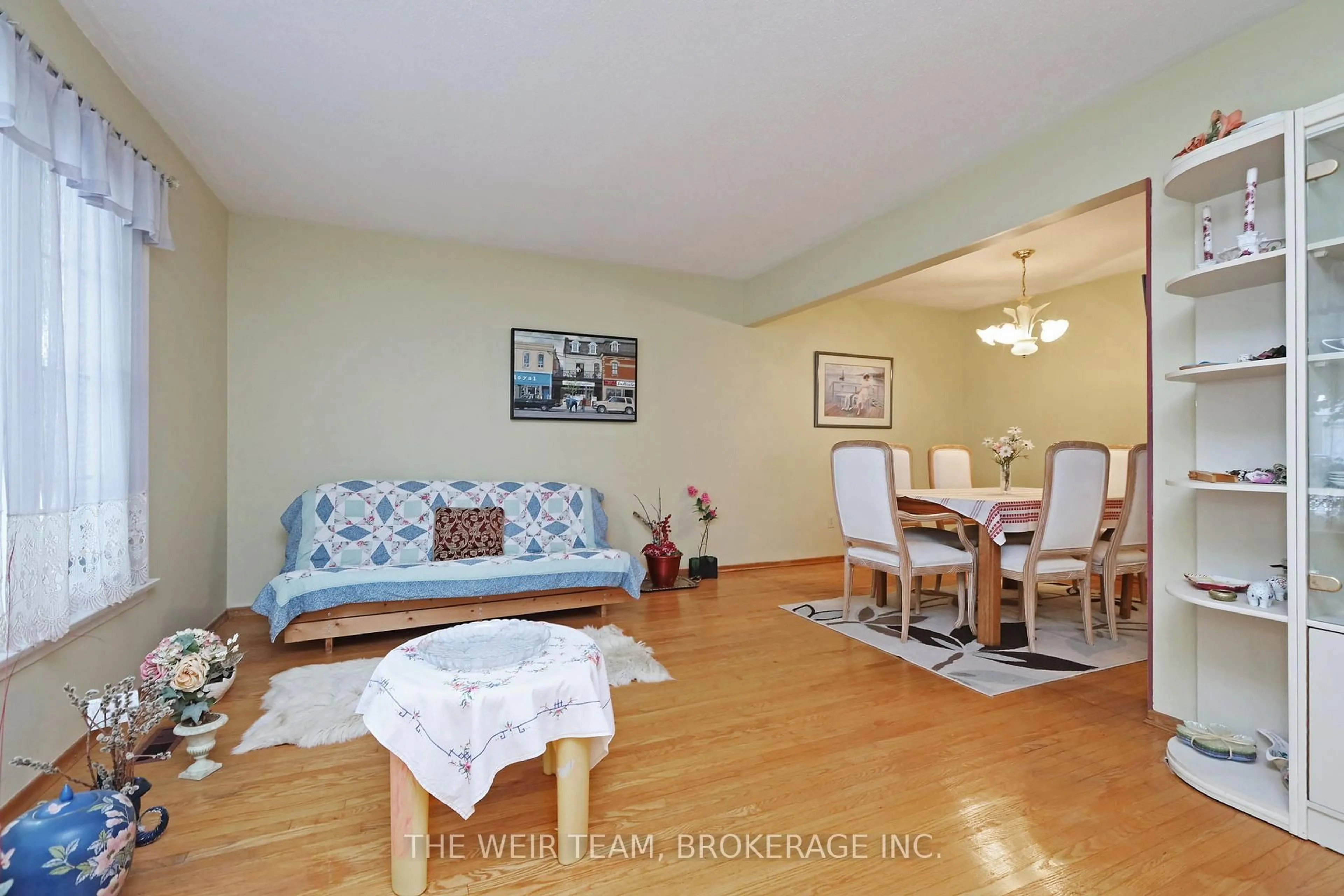 Living room with furniture, wood/laminate floor for 1577 Otterby Rd, Mississauga Ontario L4X 1W8