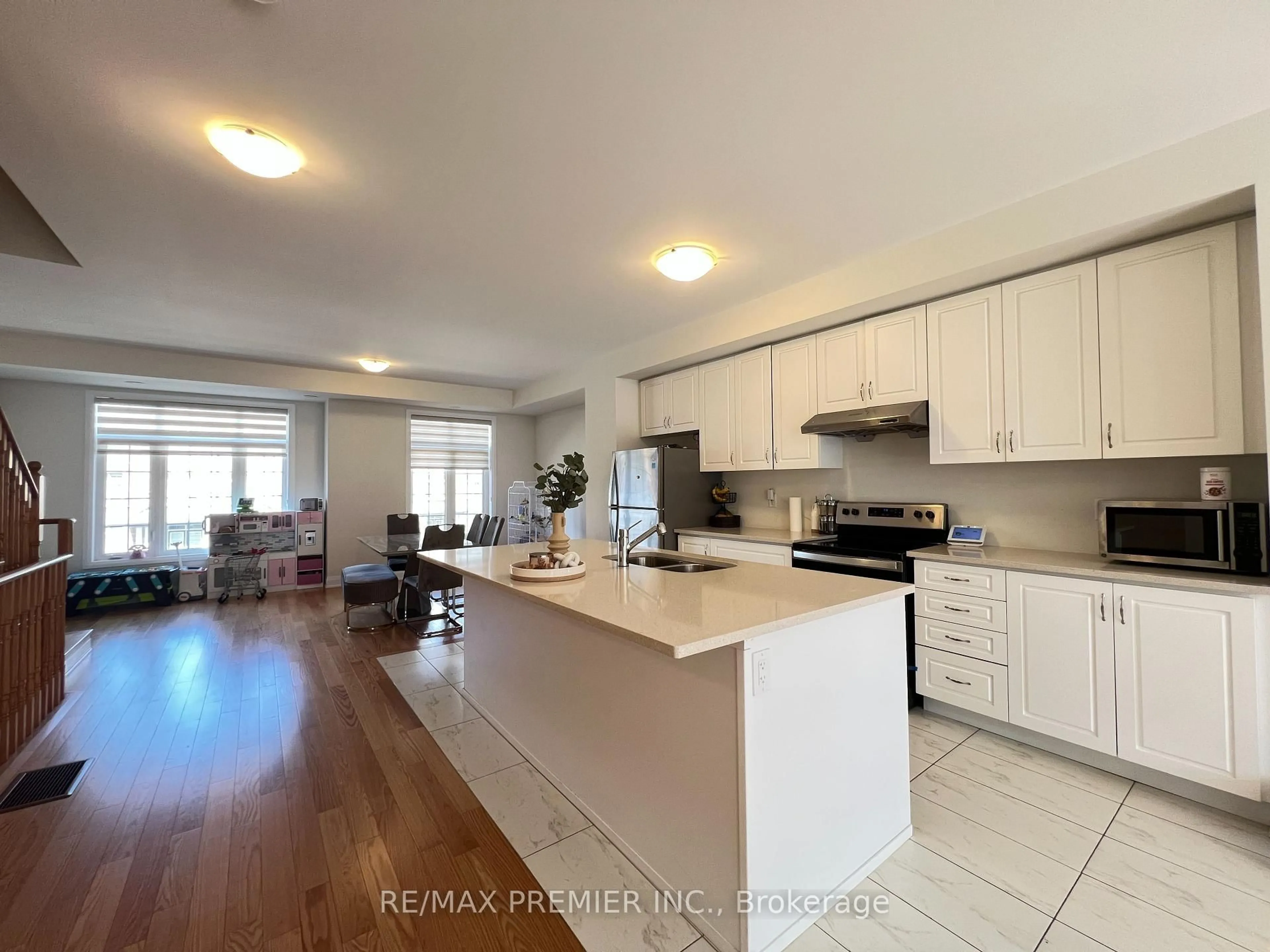 Open concept kitchen, unknown for 28 Petch Ave, Caledon Ontario L7C 0Y9