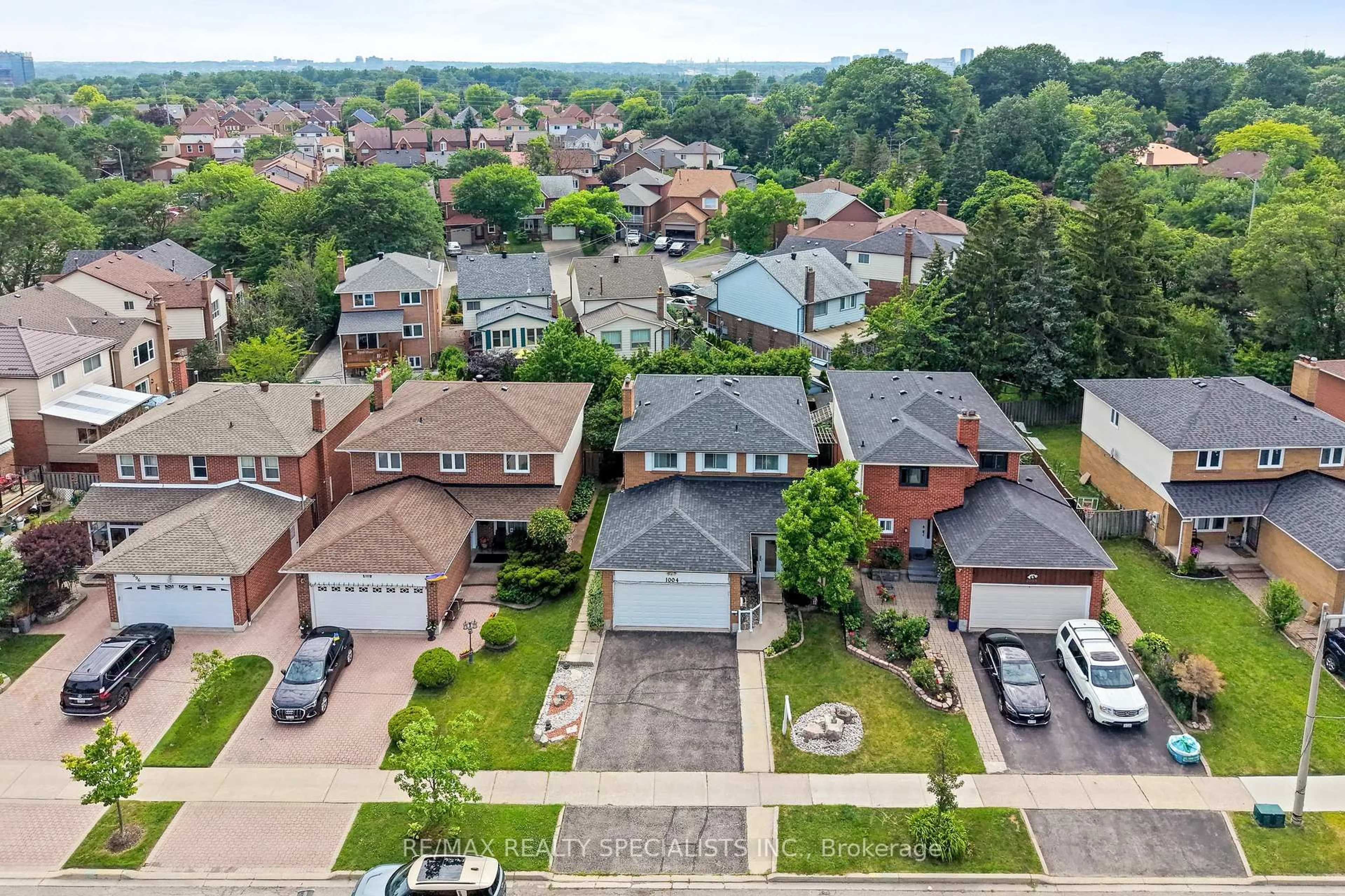 A pic from outside/outdoor area/front of a property/back of a property/a pic from drone, street for 1004 Queensbridge Dr, Mississauga Ontario L5C 3R1