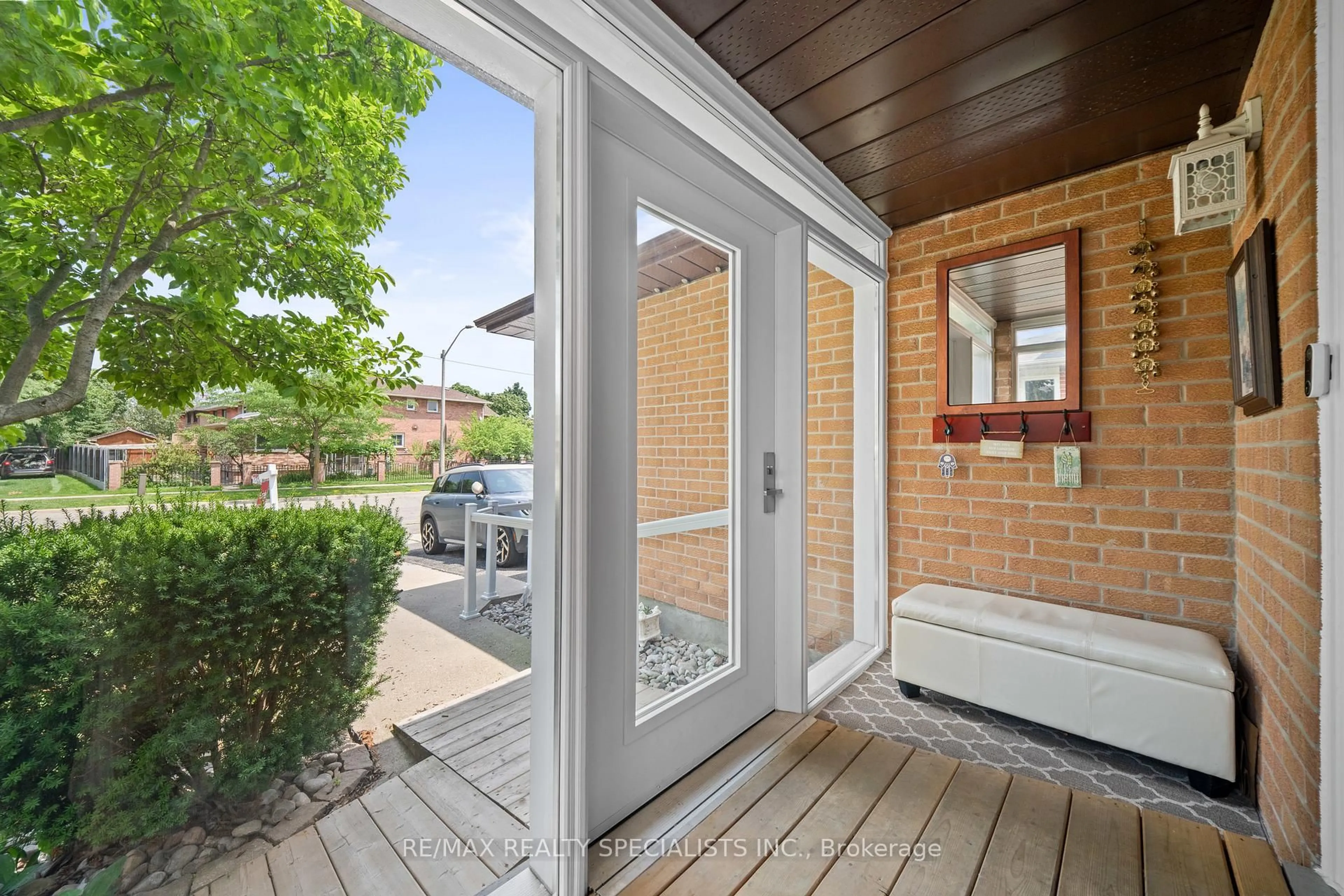 Unknown for 1004 Queensbridge Dr, Mississauga Ontario L5C 3R1