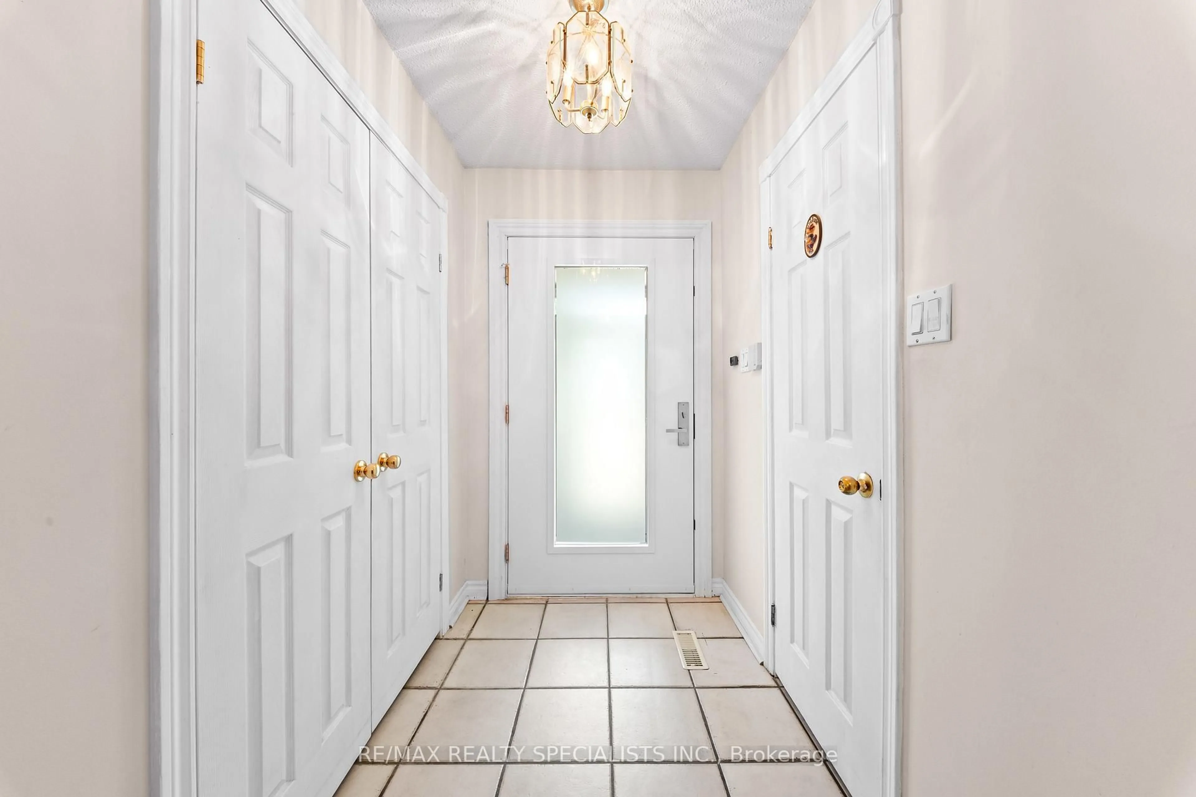 Indoor entryway for 1004 Queensbridge Dr, Mississauga Ontario L5C 3R1