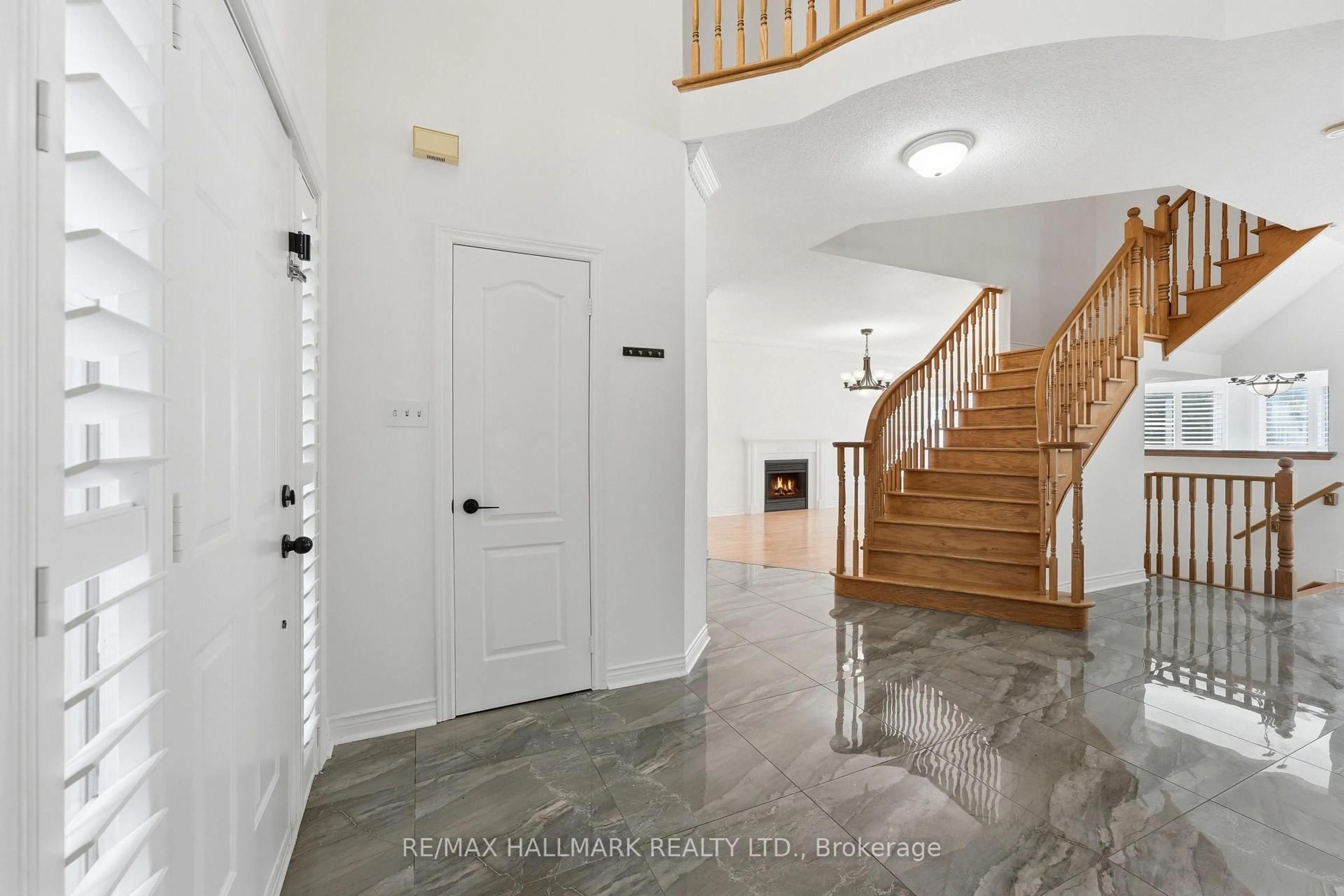 Indoor foyer for 2013 Rosemount Cres, Oakville Ontario L6M 3A5