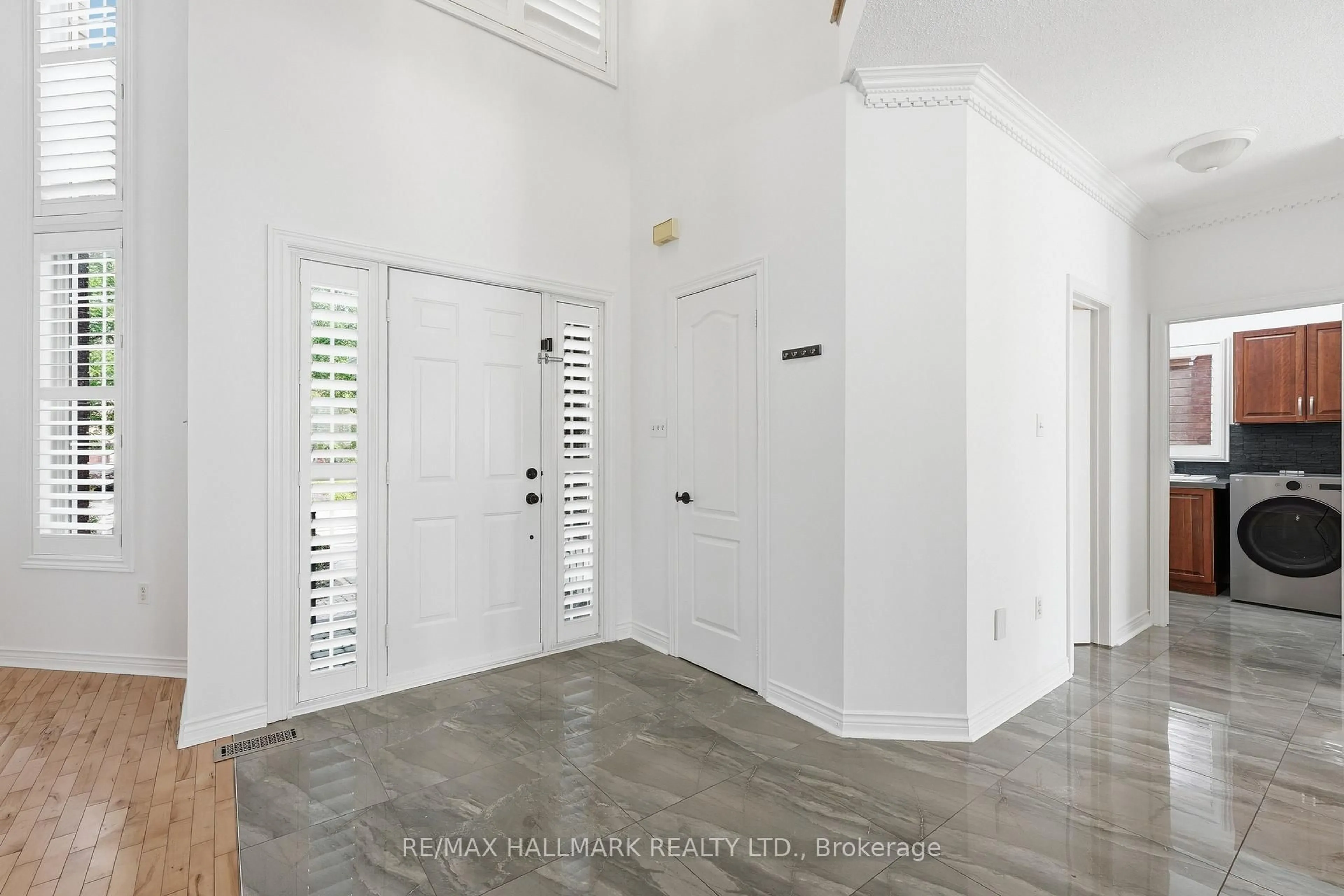 Indoor entryway for 2013 Rosemount Cres, Oakville Ontario L6M 3A5