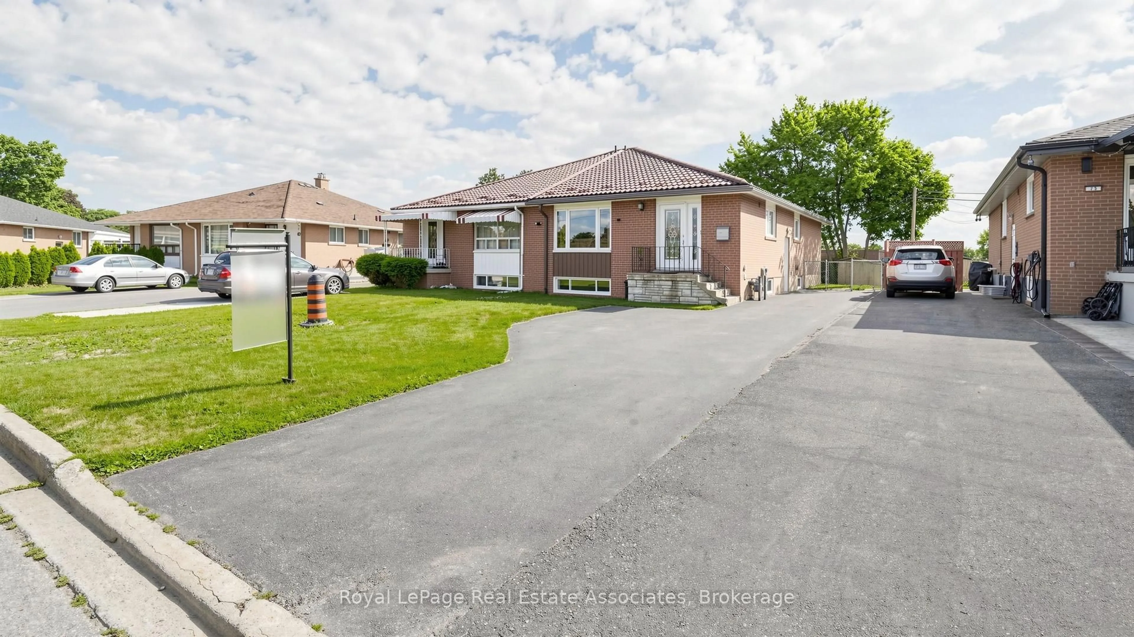 A pic from outside/outdoor area/front of a property/back of a property/a pic from drone, street for 71 Addington Cres, Brampton Ontario L6T 2R4