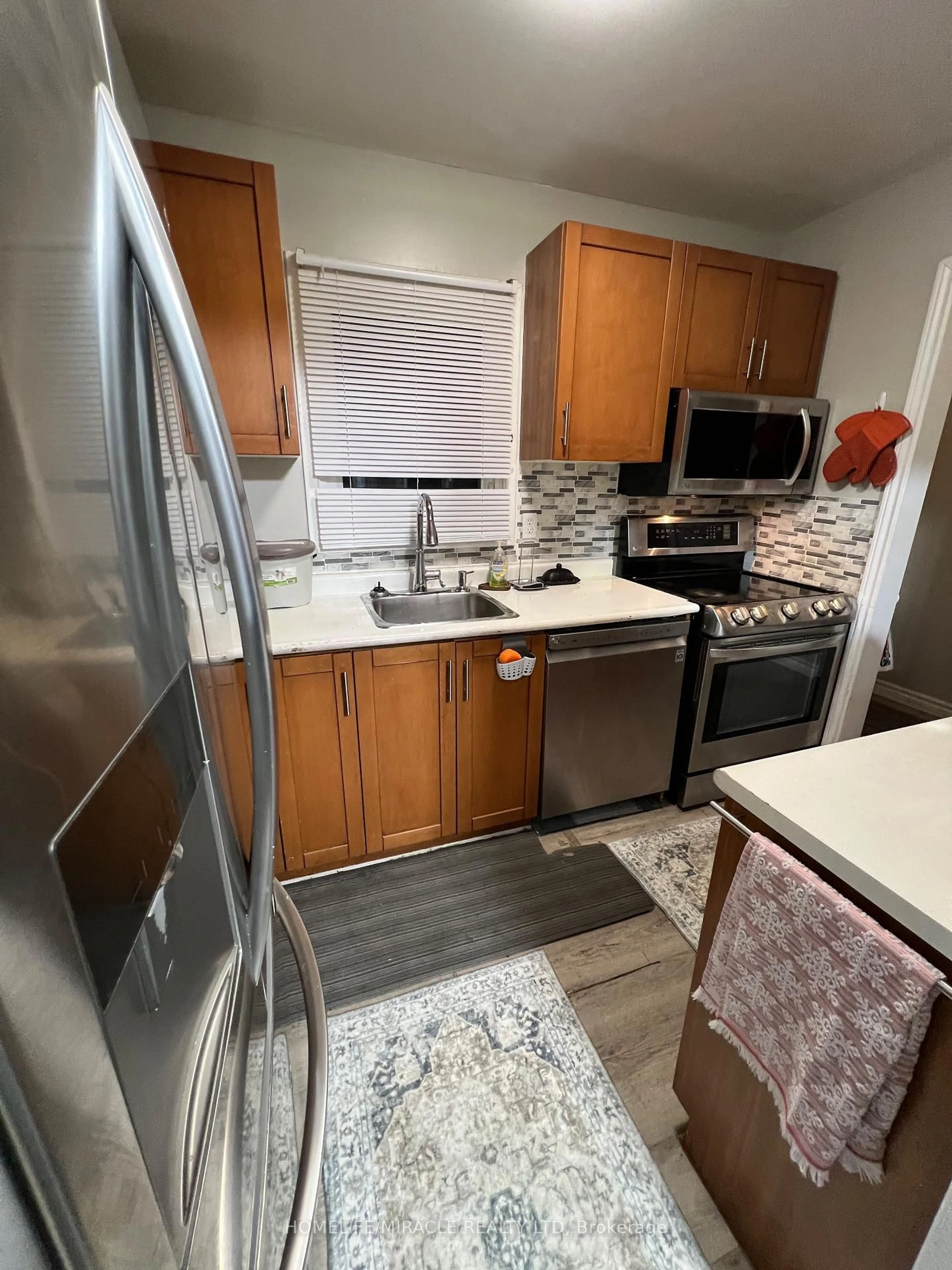 Standard kitchen, unknown for 5 Glencairn Sq, Brampton Ontario L6S 2H7