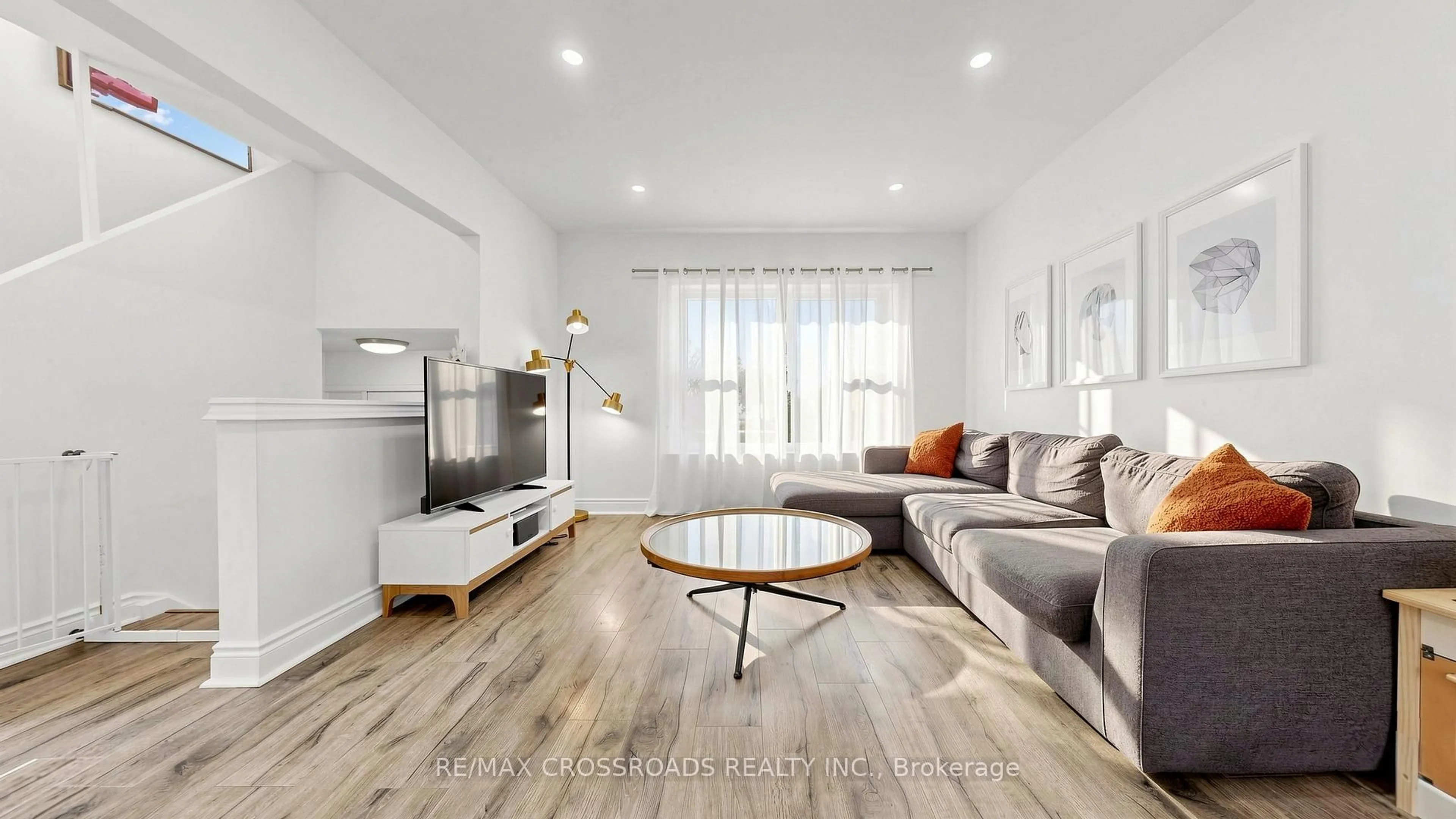 Living room with furniture, wood/laminate floor for 2274 Wiseman Crt, Mississauga Ontario L5J 1P2