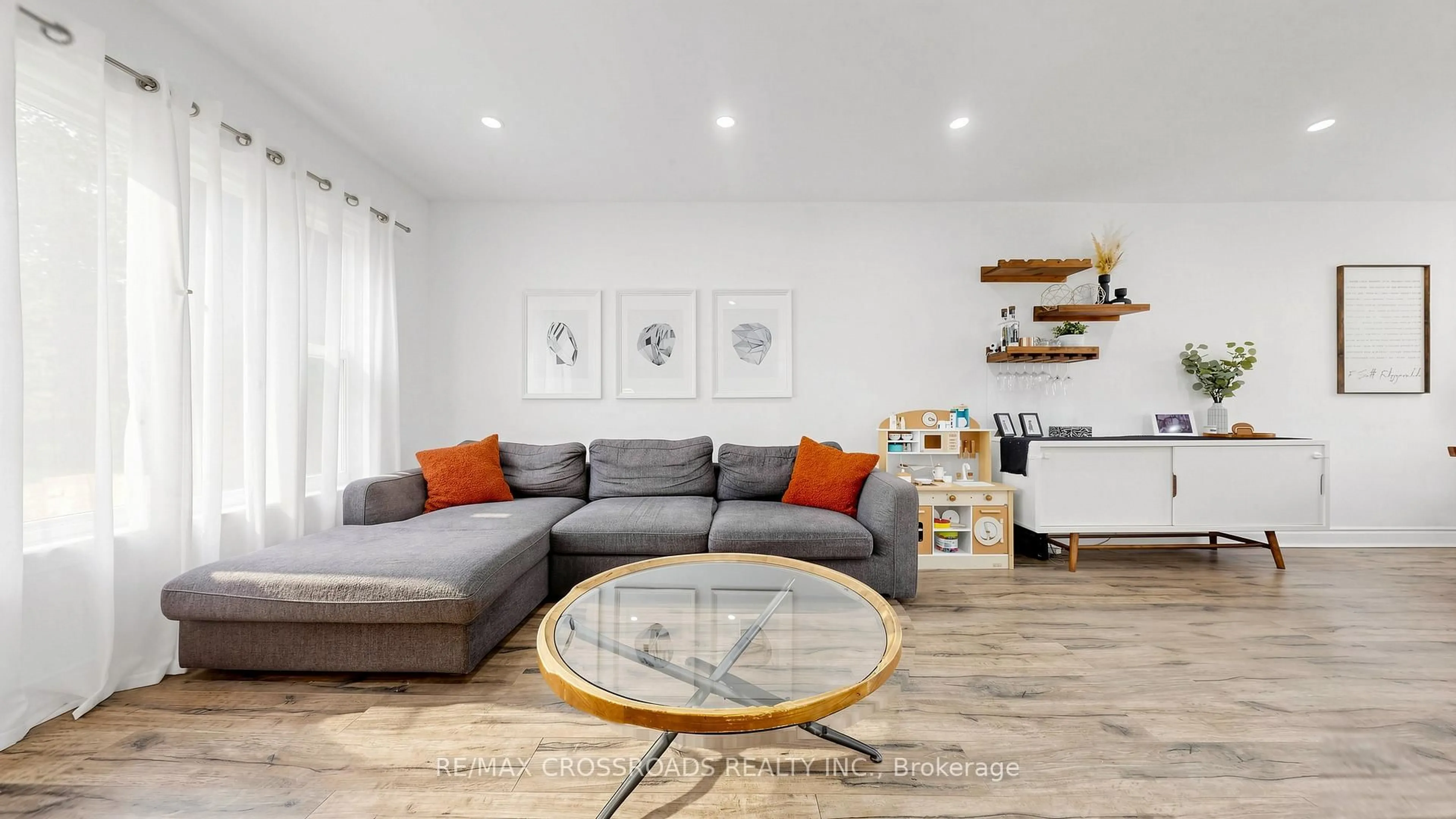 Living room with furniture, wood/laminate floor for 2274 Wiseman Crt, Mississauga Ontario L5J 1P2