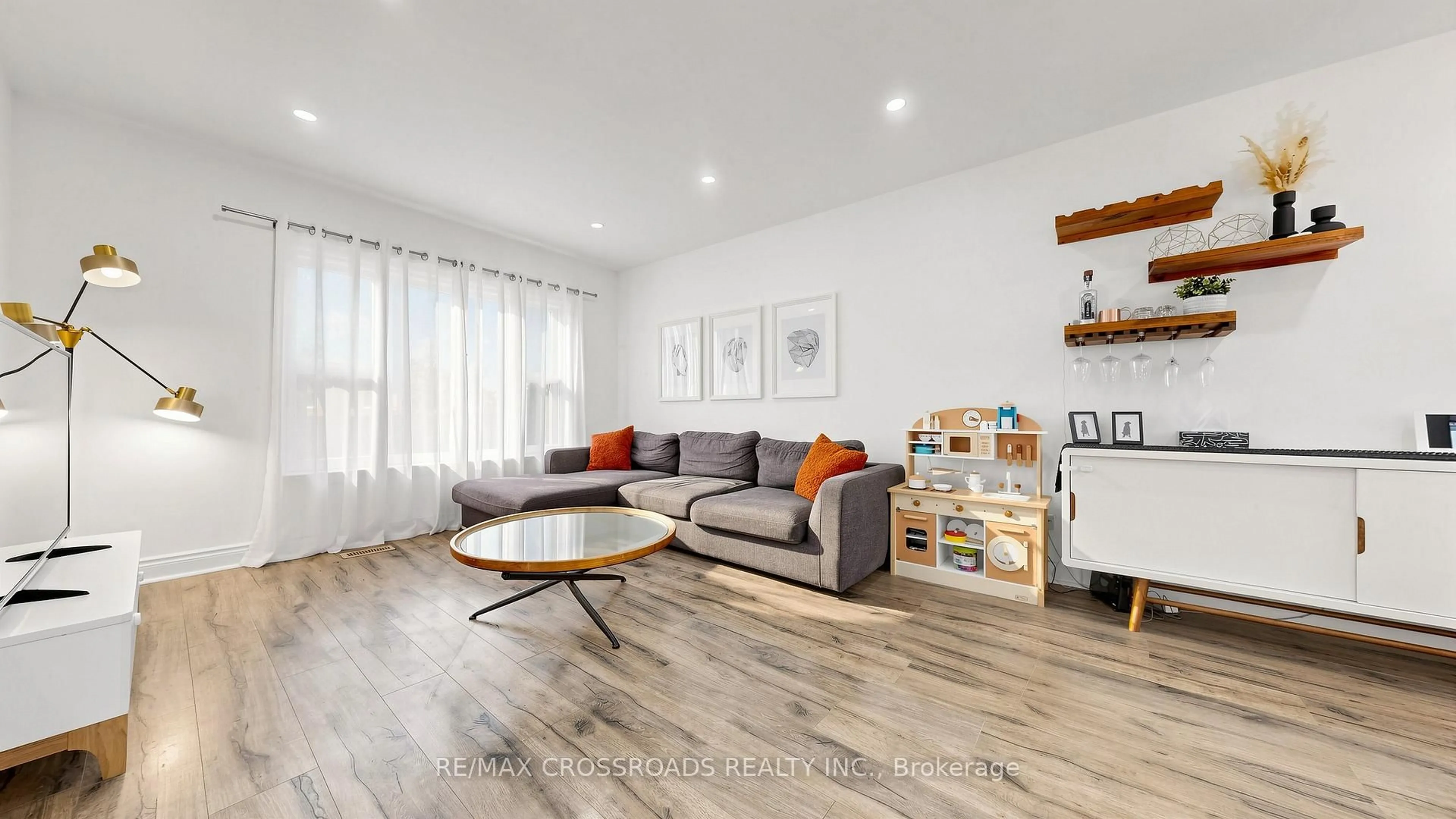 Living room with furniture, wood/laminate floor for 2274 Wiseman Crt, Mississauga Ontario L5J 1P2