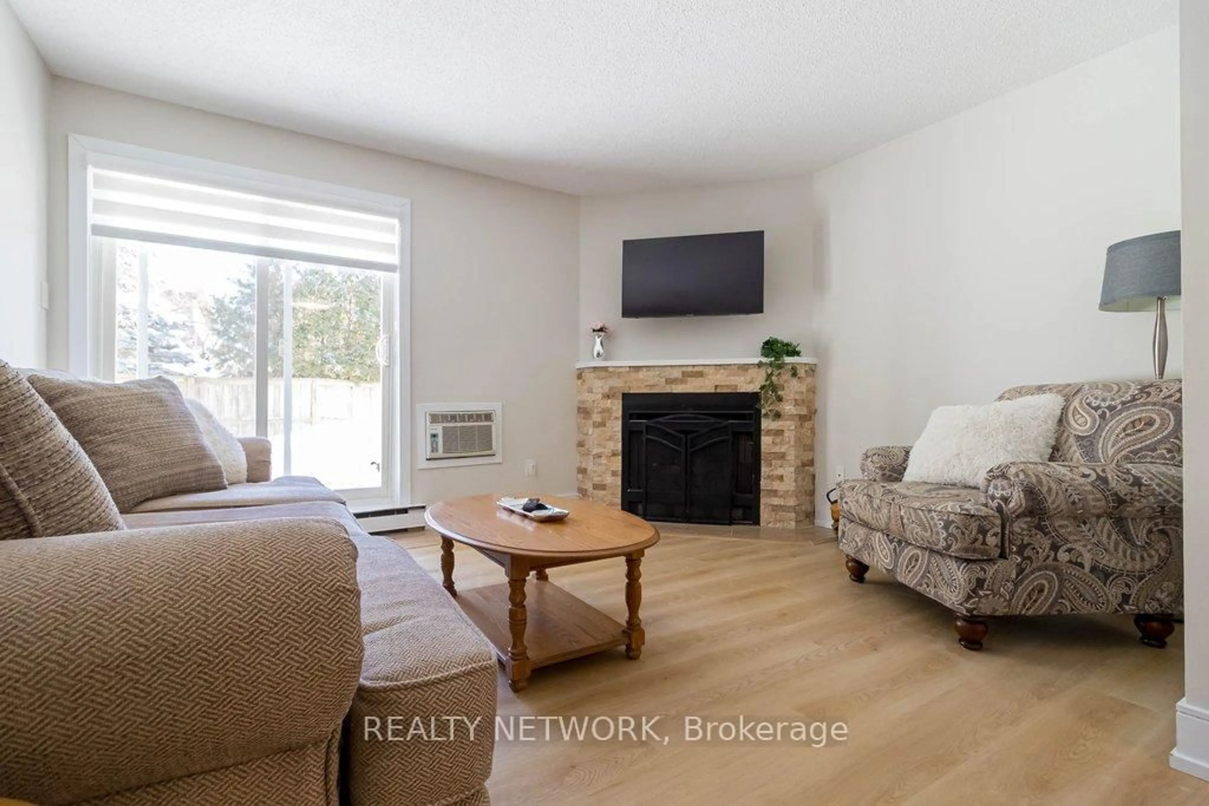 Living room with furniture, wood/laminate floor for 1450 Glen Abbey Gate #913, Oakville Ontario L6M 2V7