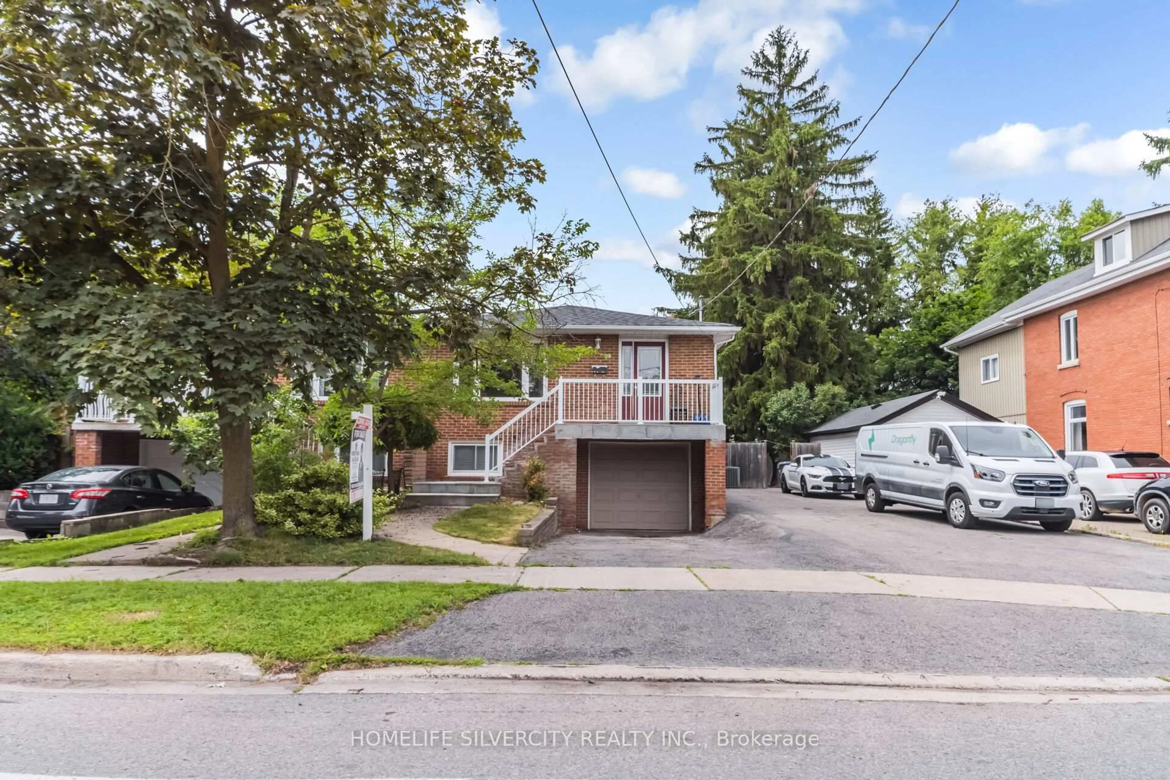A pic from outside/outdoor area/front of a property/back of a property/a pic from drone, street for 62 Rosedale Ave, Brampton Ontario L6X 1K1
