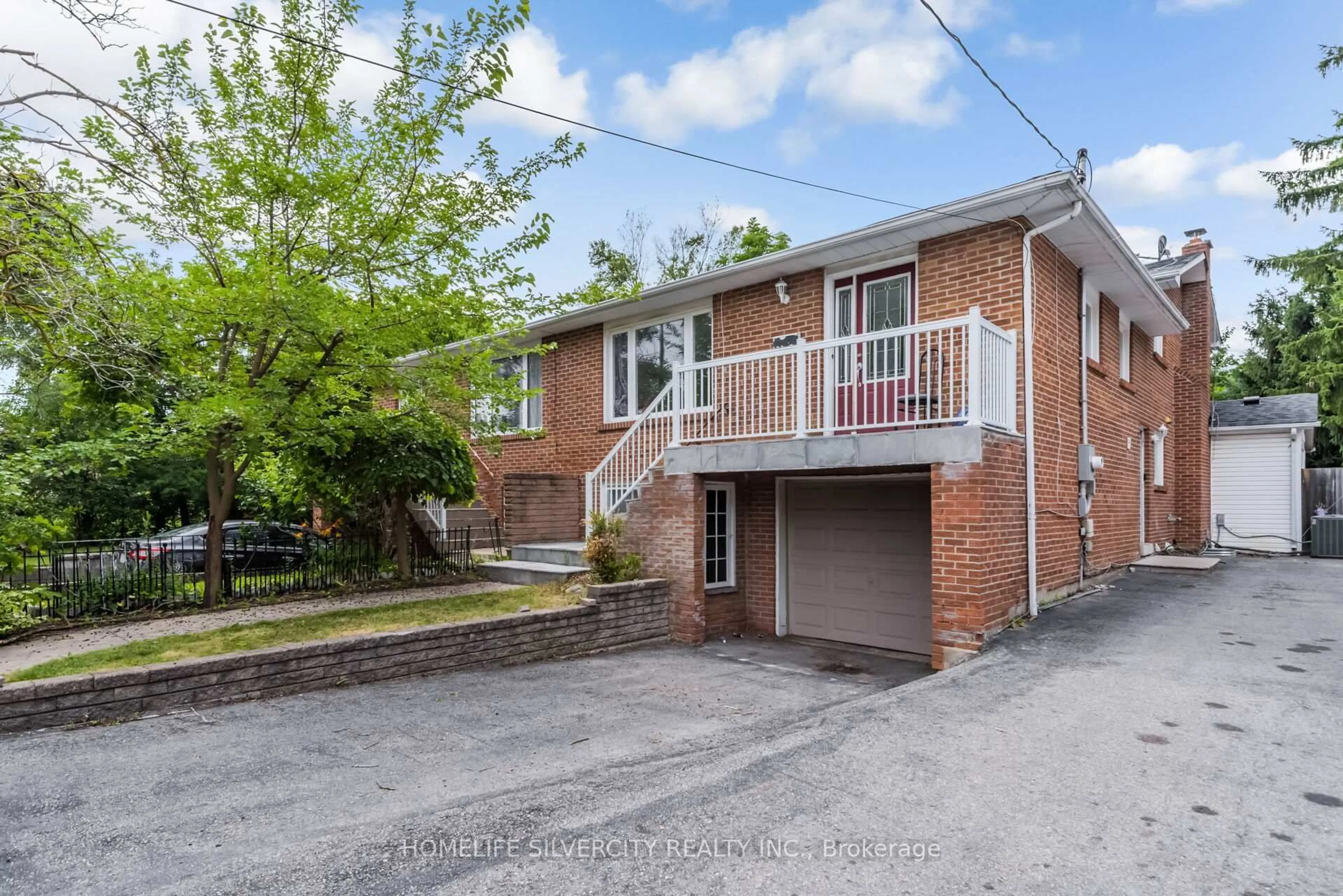 Home with brick exterior material, street for 62 Rosedale Ave, Brampton Ontario L6X 1K1