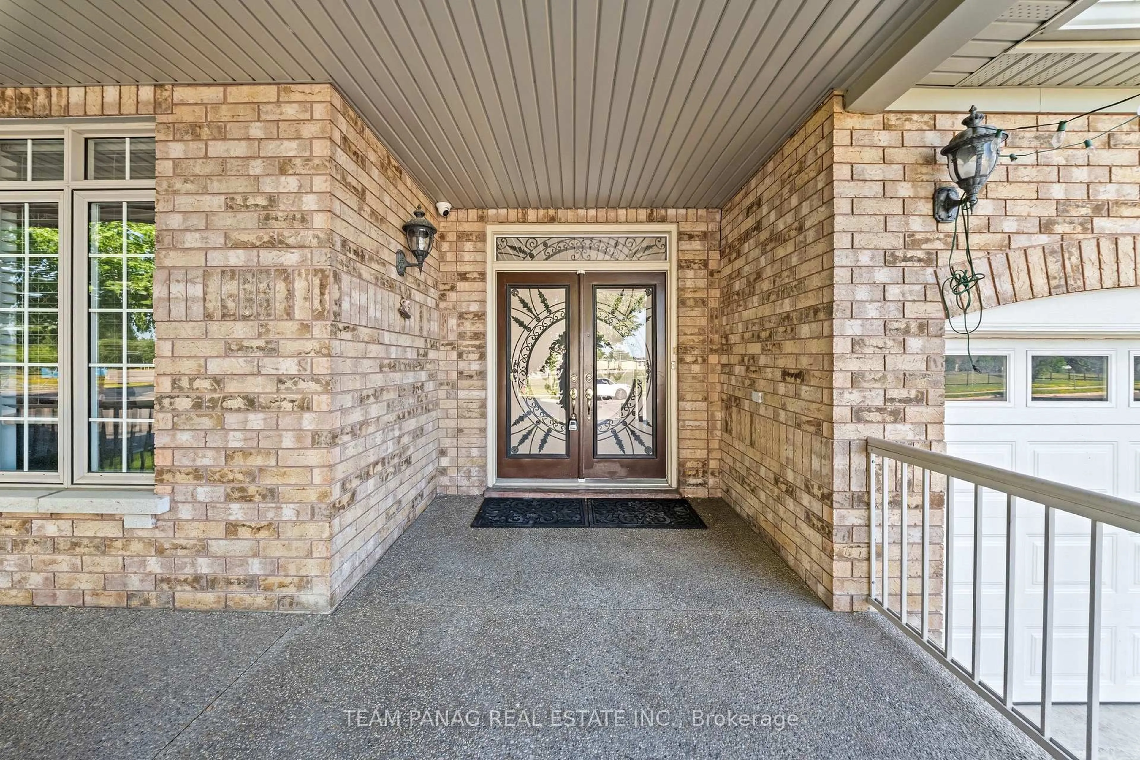 Indoor entryway for 52 Mount Royal Circ, Brampton Ontario L6P 2K4