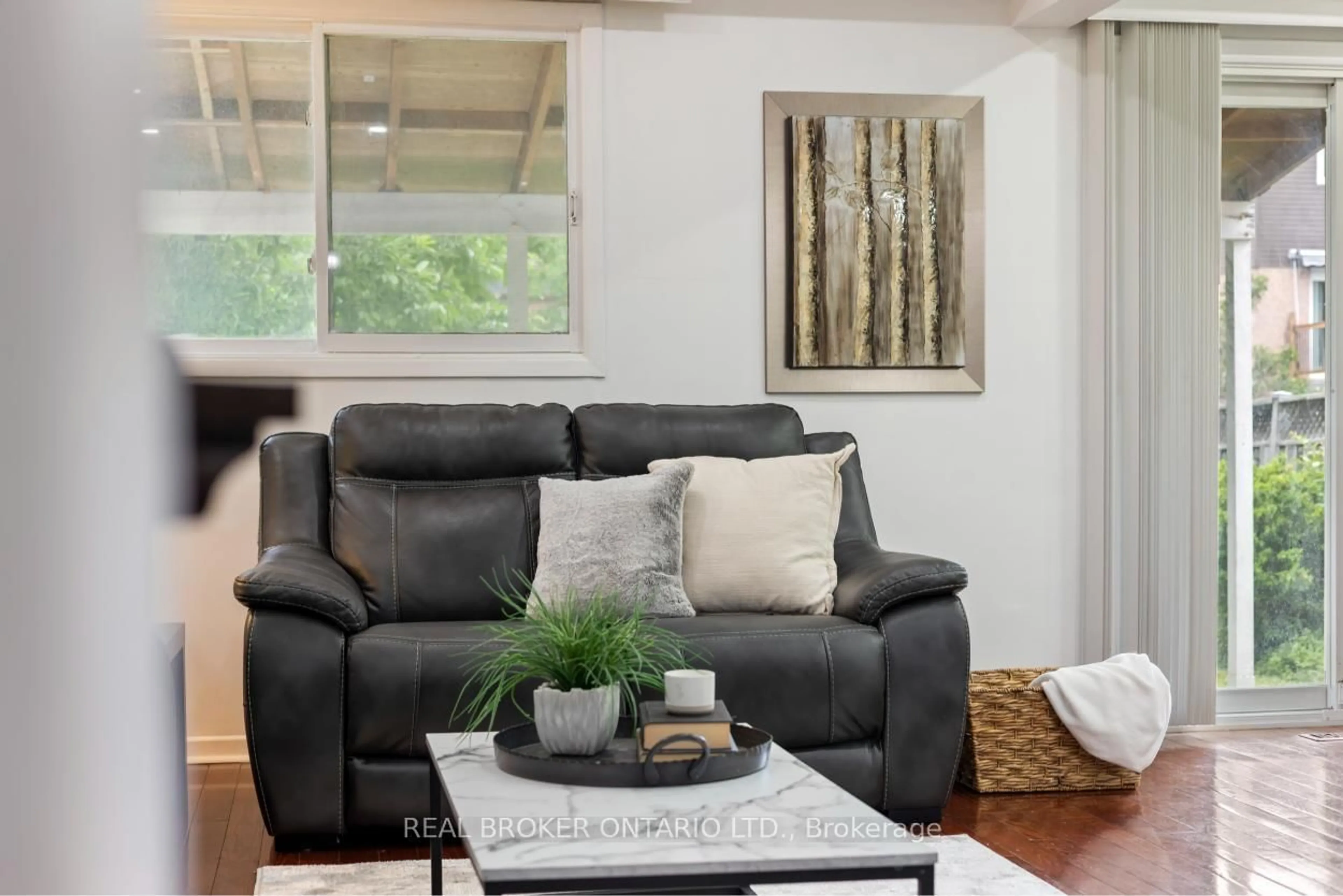 Living room with furniture, wood/laminate floor for 1804 Princelea Pl, Mississauga Ontario L5M 3R8