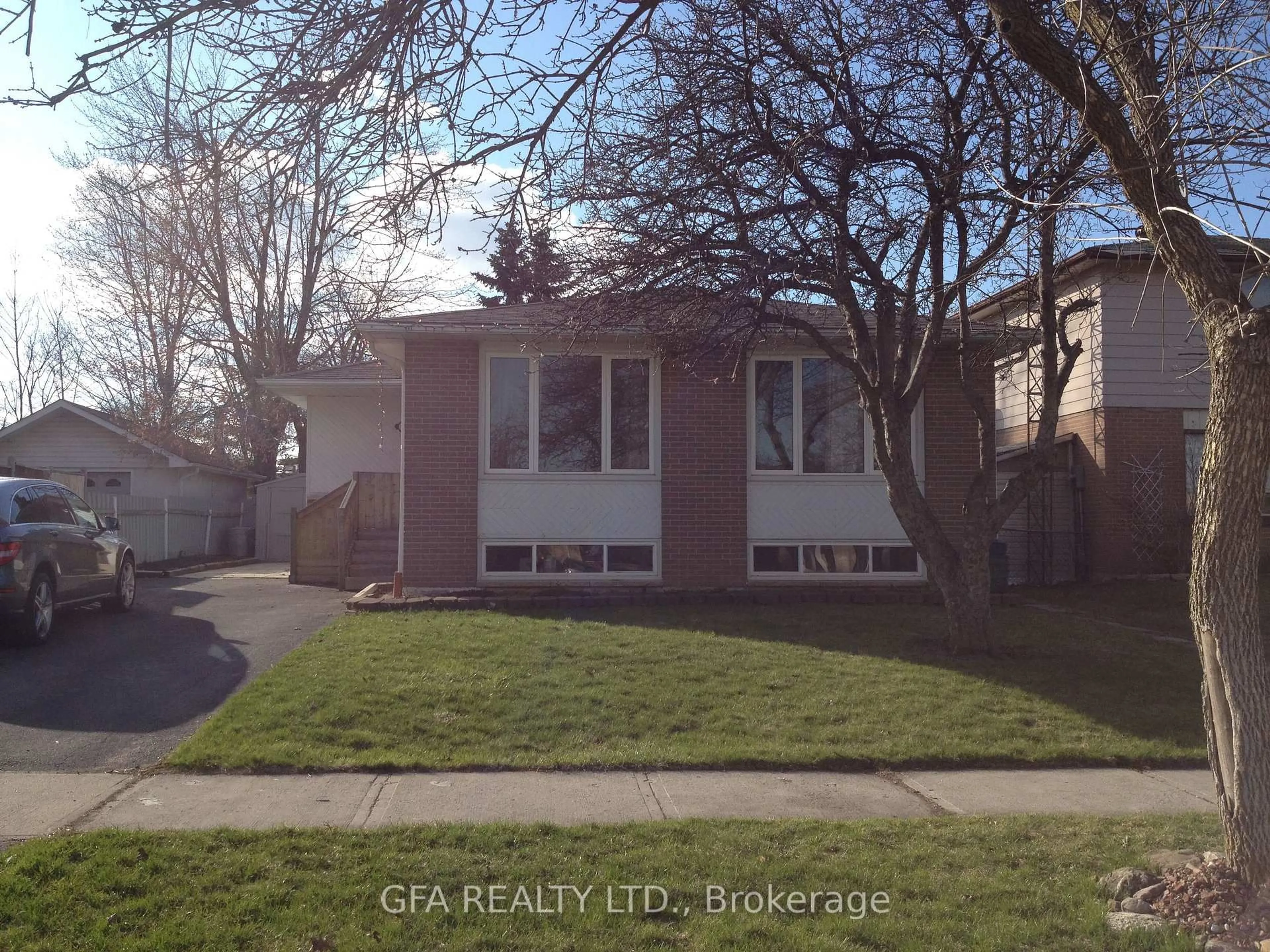 Home with vinyl exterior material, street for 30 Reigate Ave, Brampton Ontario L6V 2E3