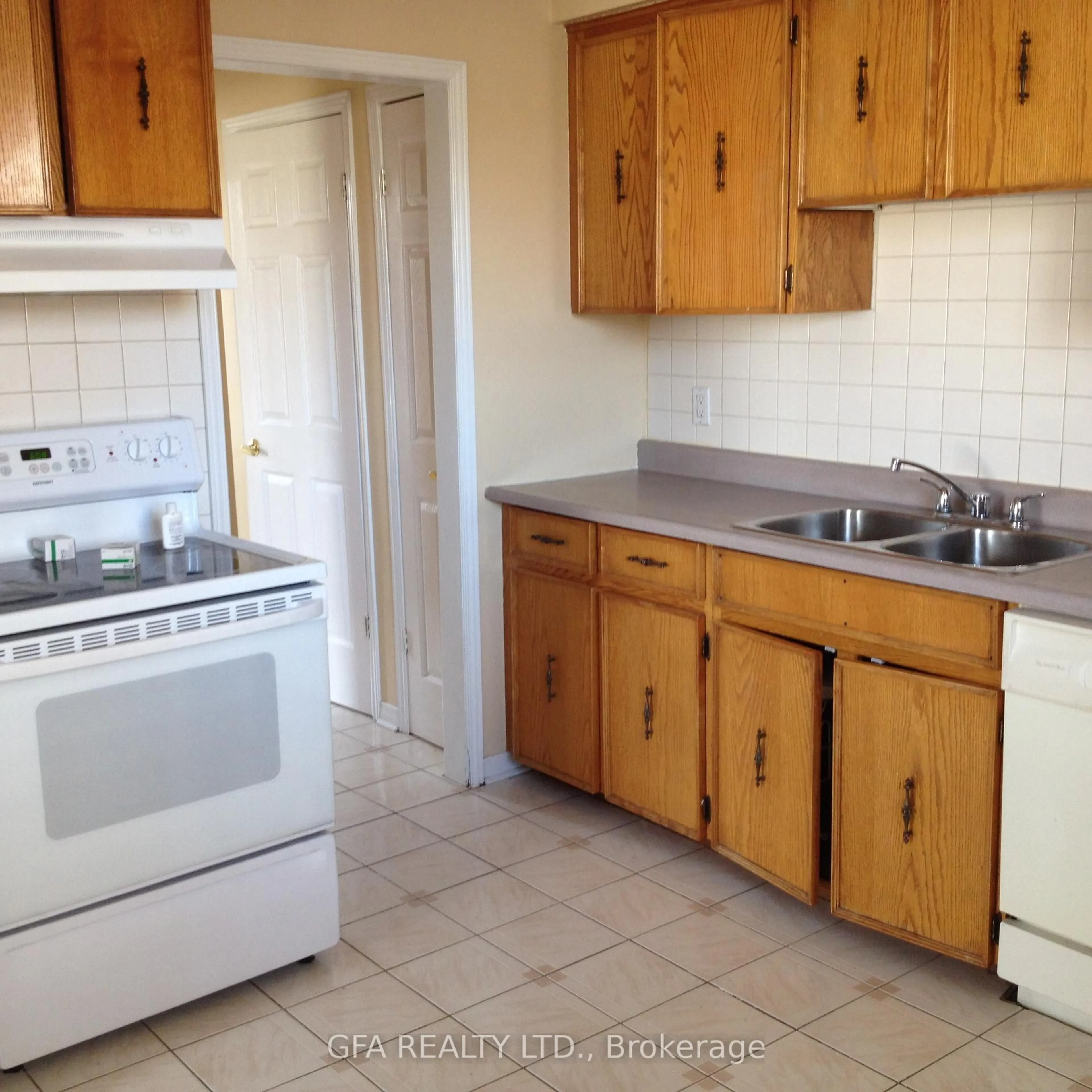 Standard kitchen, ceramic/tile floor for 30 Reigate Ave, Brampton Ontario L6V 2E3