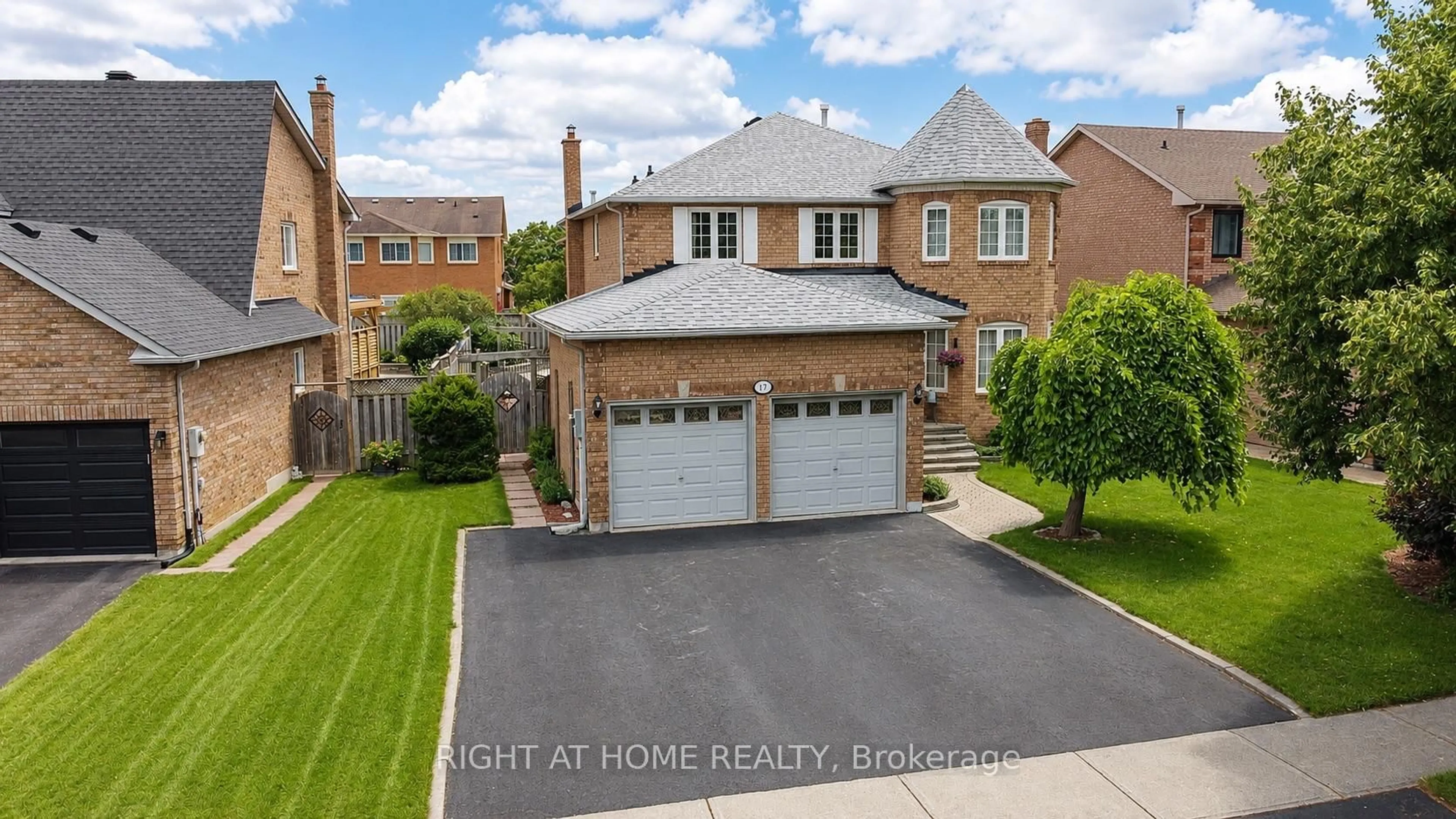 A pic from outside/outdoor area/front of a property/back of a property/a pic from drone, street for 17 Eaton St, Halton Hills Ontario L7G 5L4