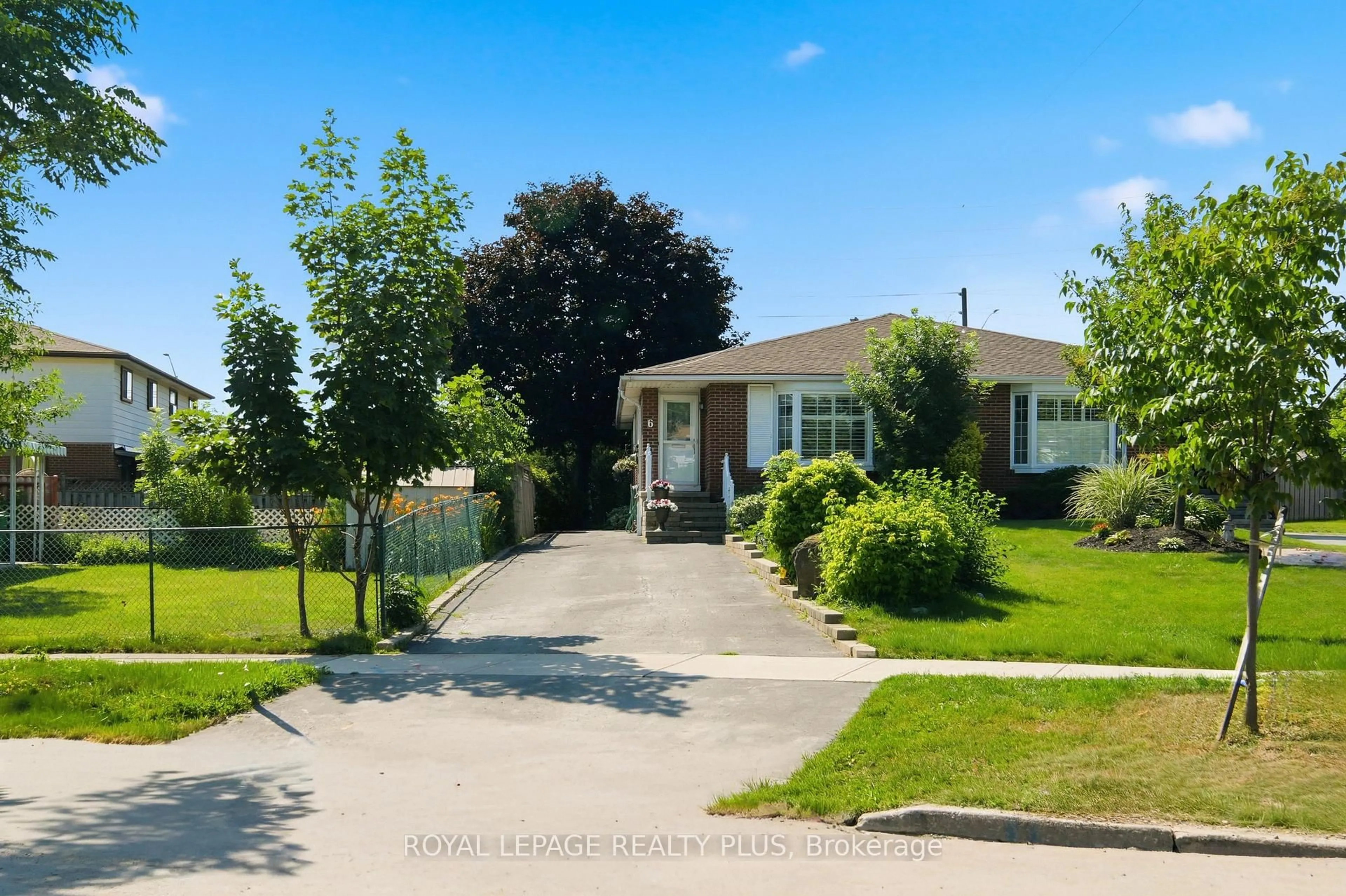 A pic from outside/outdoor area/front of a property/back of a property/a pic from drone, street for 6 Merrydrew Crt, Mississauga Ontario L5M 1W7