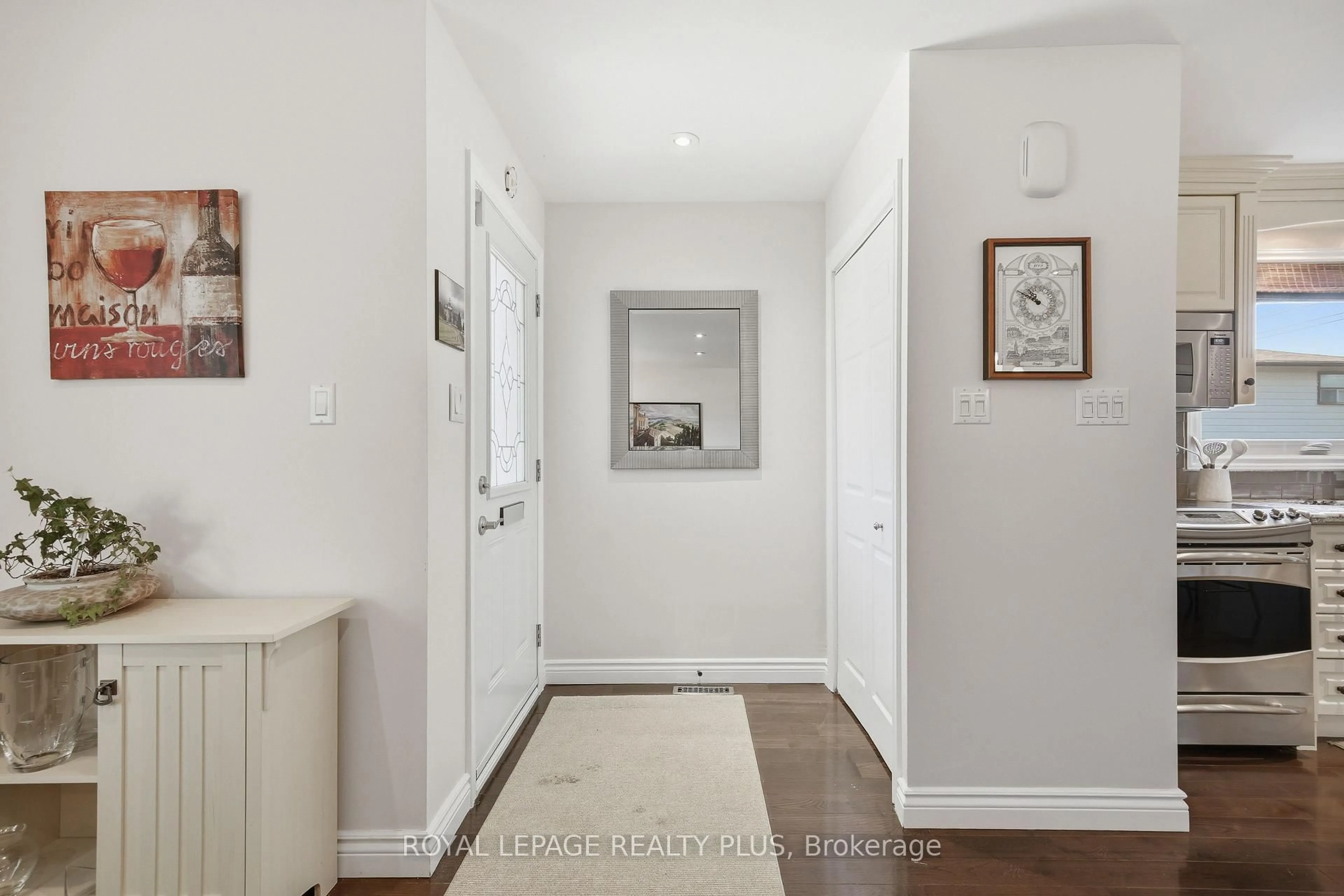 Indoor entryway for 6 Merrydrew Crt, Mississauga Ontario L5M 1W7