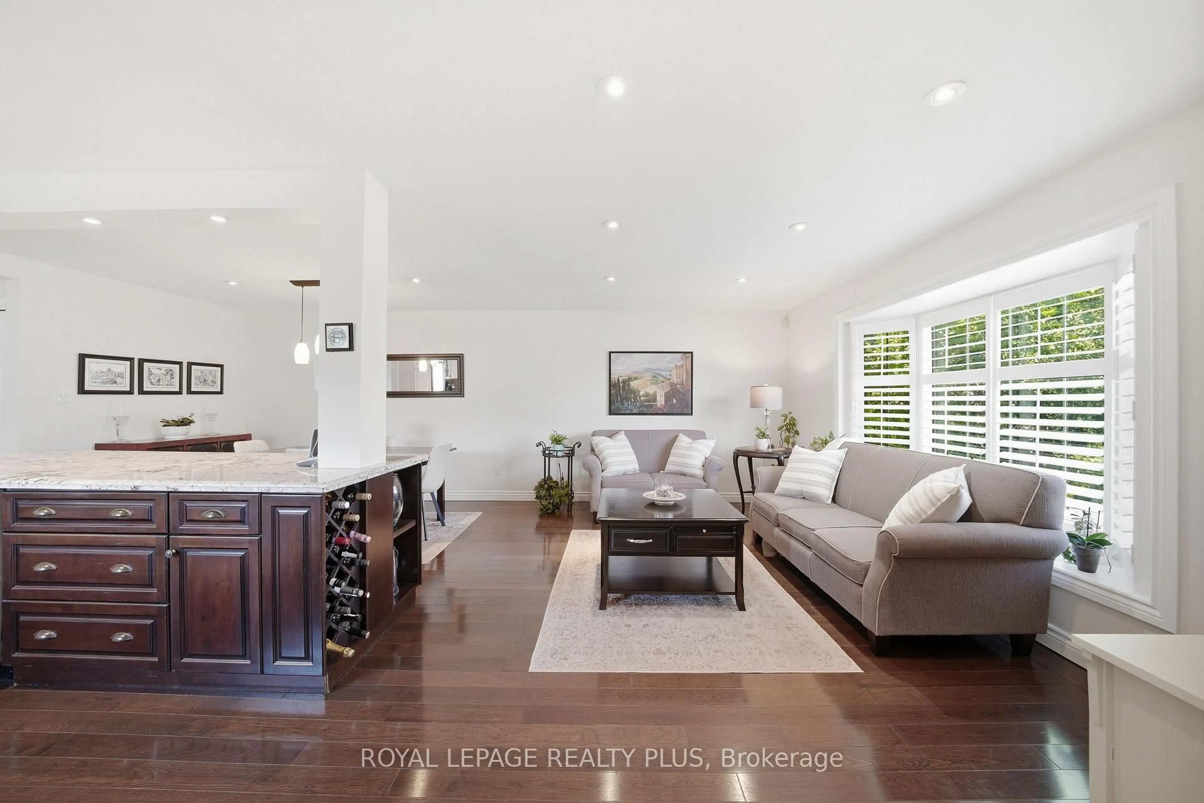 Living room with furniture, unknown for 6 Merrydrew Crt, Mississauga Ontario L5M 1W7