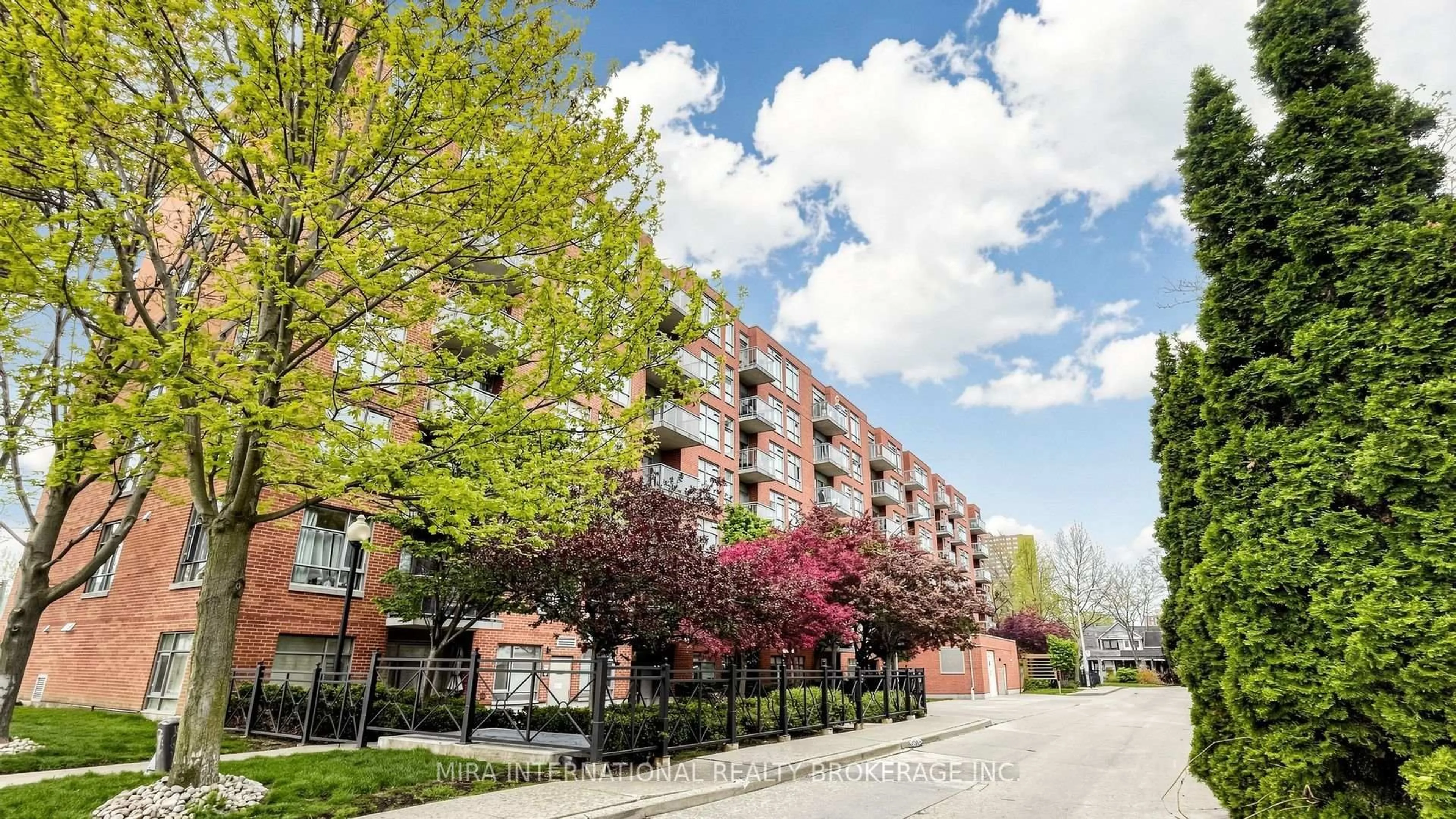 Unknown for 2495 Dundas St #614, Toronto Ontario M6P 1X4