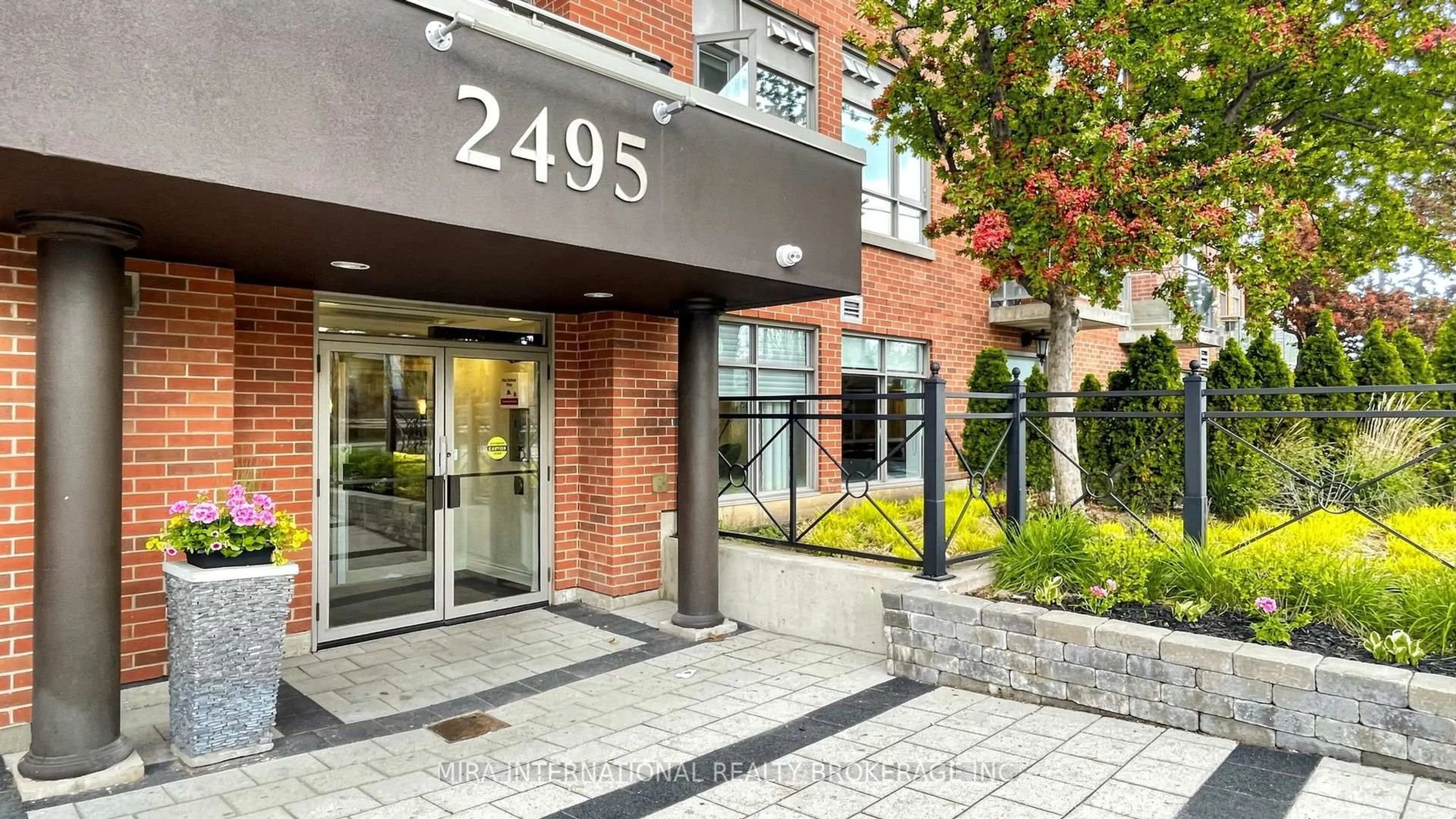 Indoor foyer for 2495 Dundas St #614, Toronto Ontario M6P 1X4
